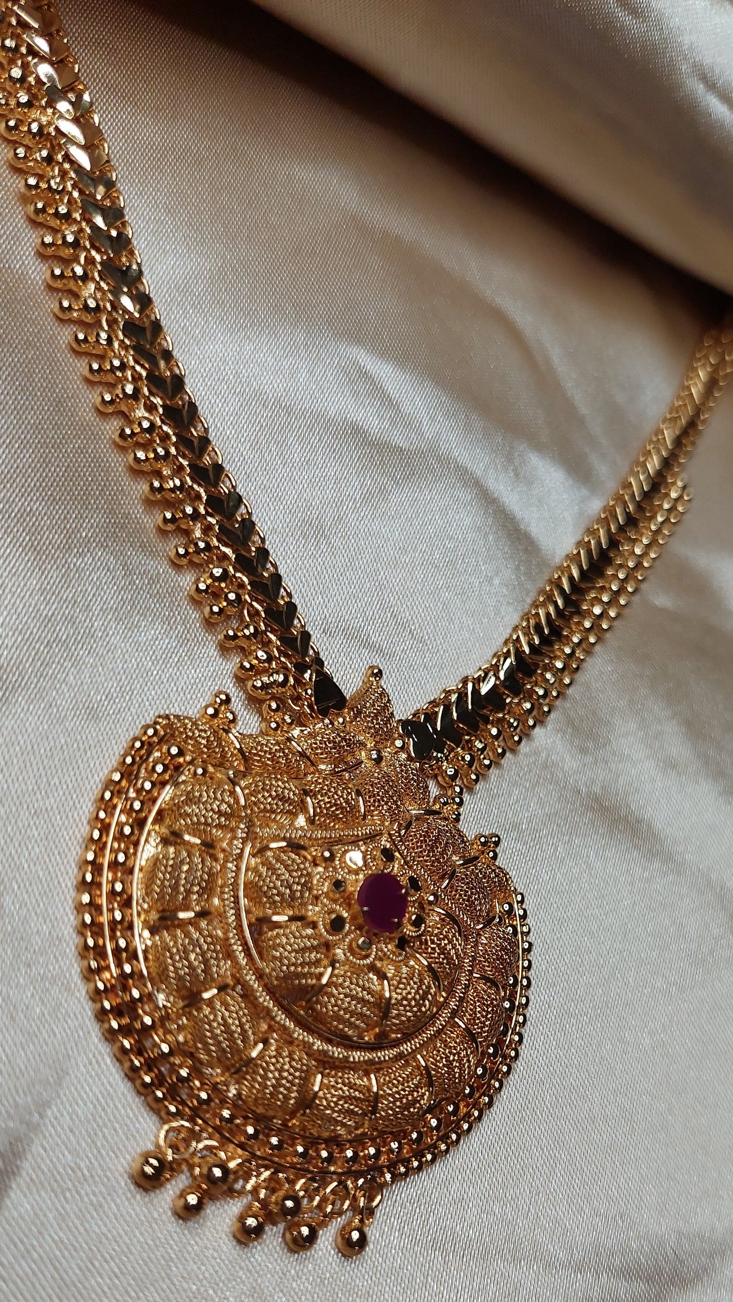 GOLD SHORT NECKLACE DB0083