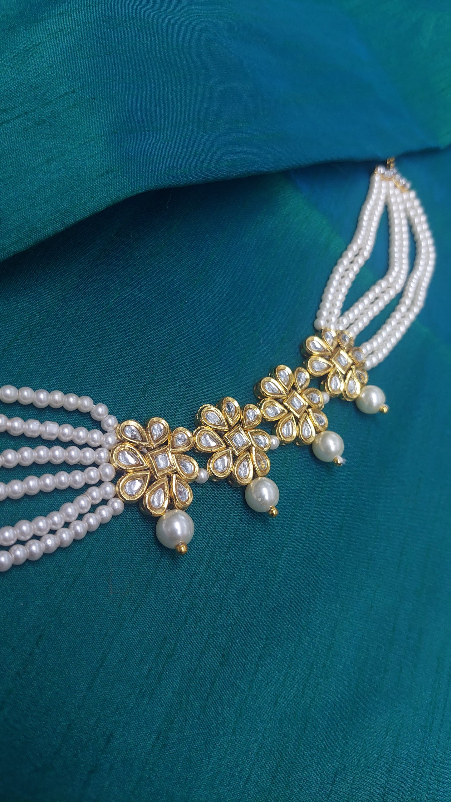 WHITE PEARL CHOKER