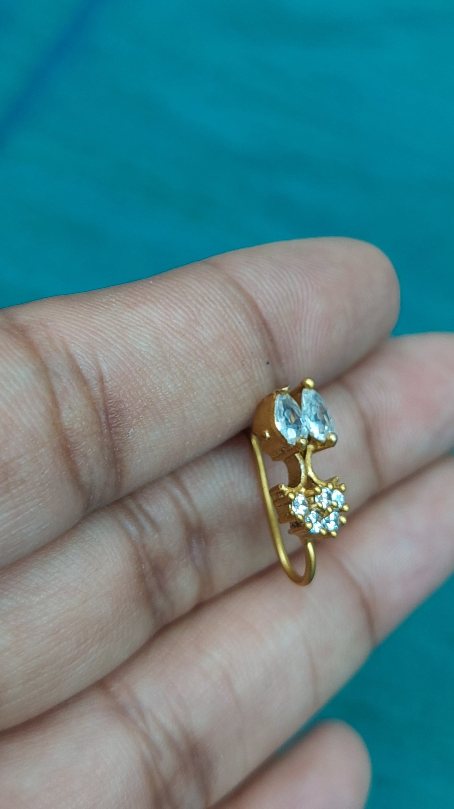 GOLD NOSE PIN 015