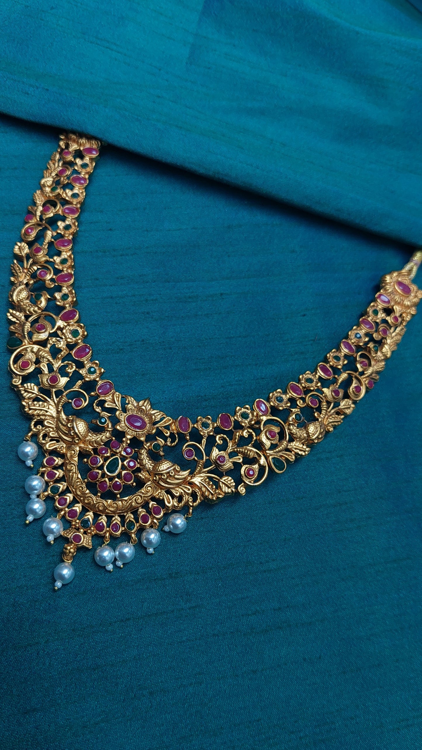 ANTUQUE GOLD MATTE FINISH SHORT NECKLACE