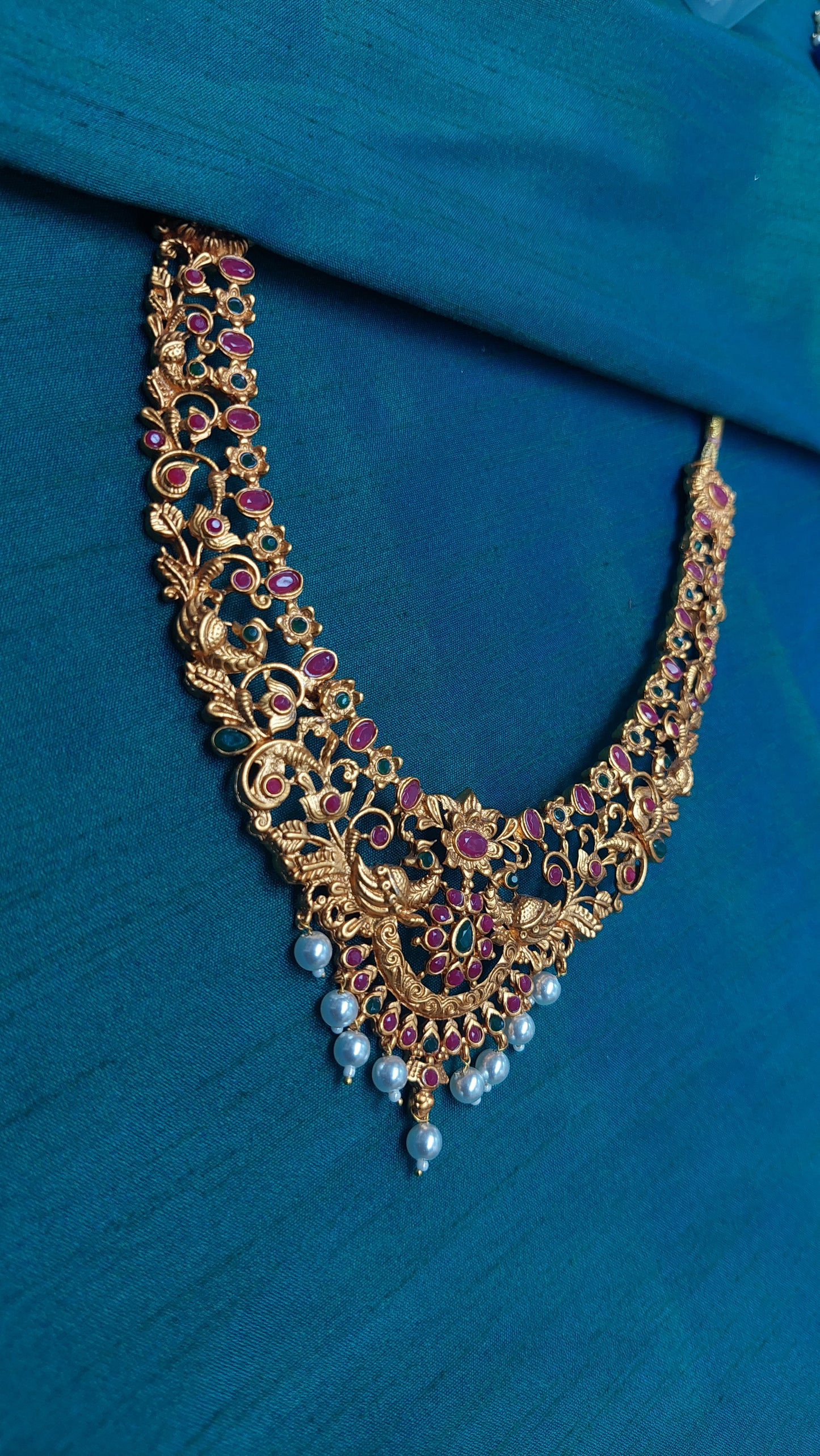 ANTUQUE GOLD MATTE FINISH SHORT NECKLACE