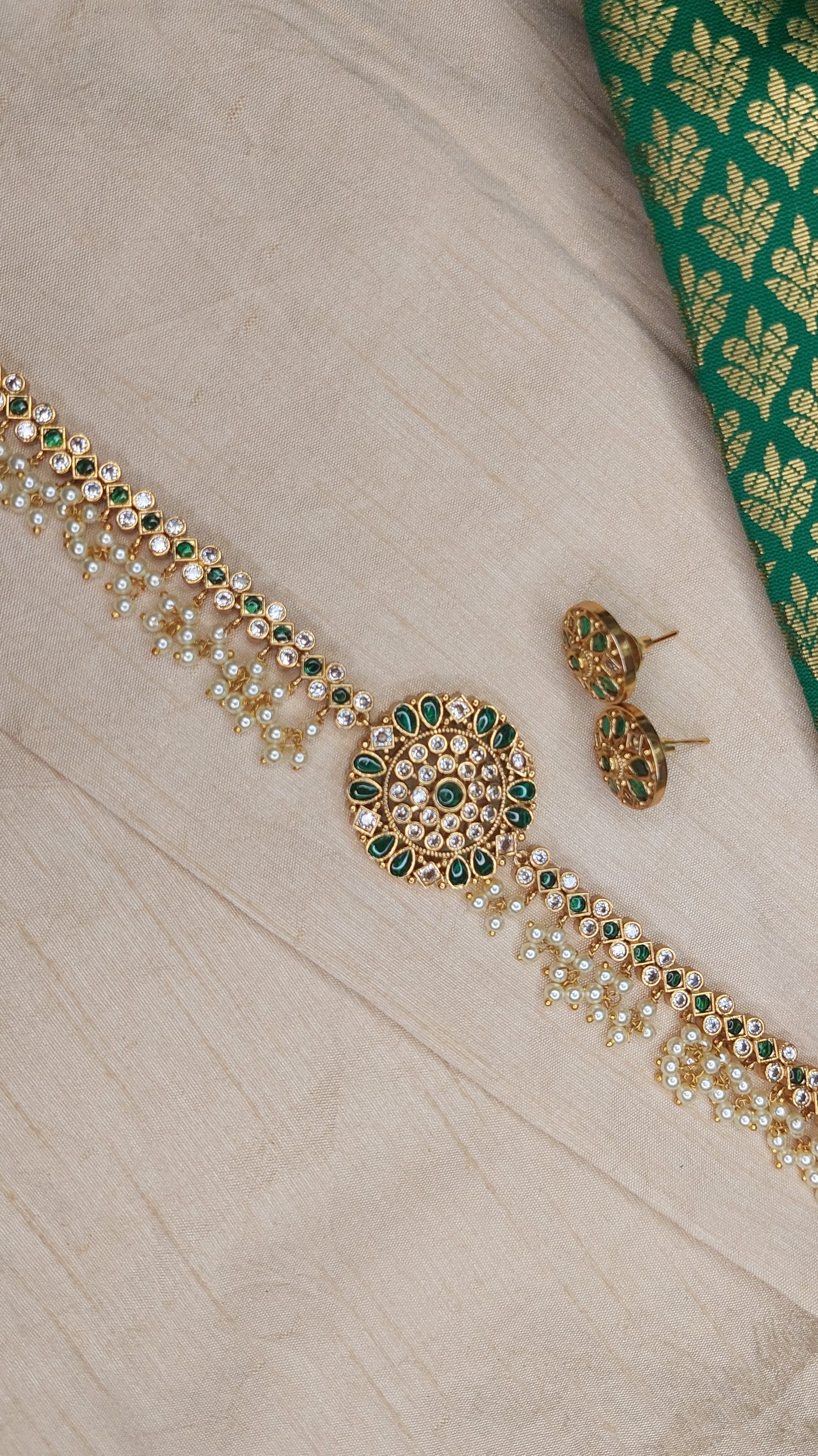 CLUSTERED PEARL CHOKER SET (GREEN)