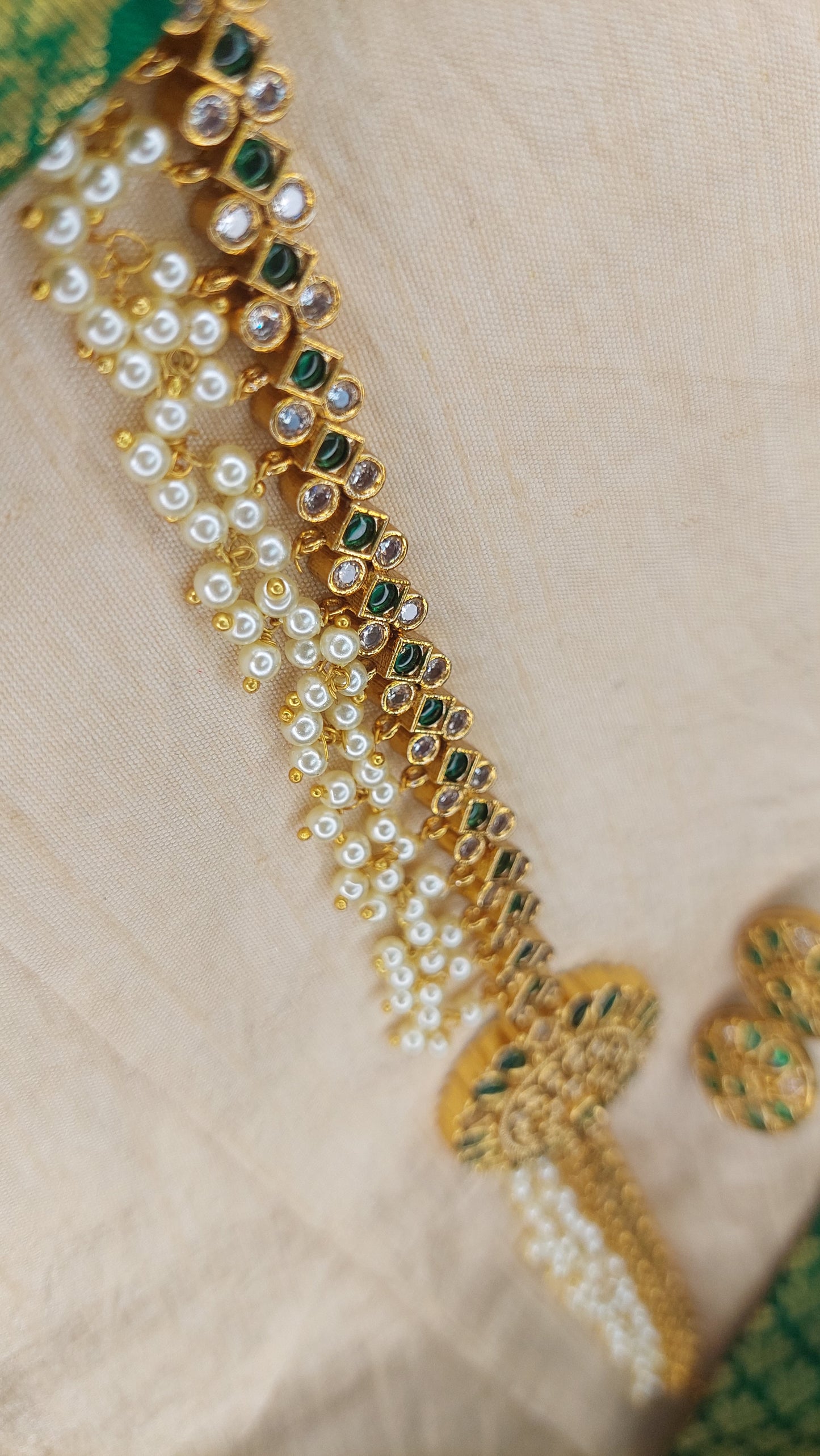 CLUSTERED PEARL CHOKER SET (GREEN)