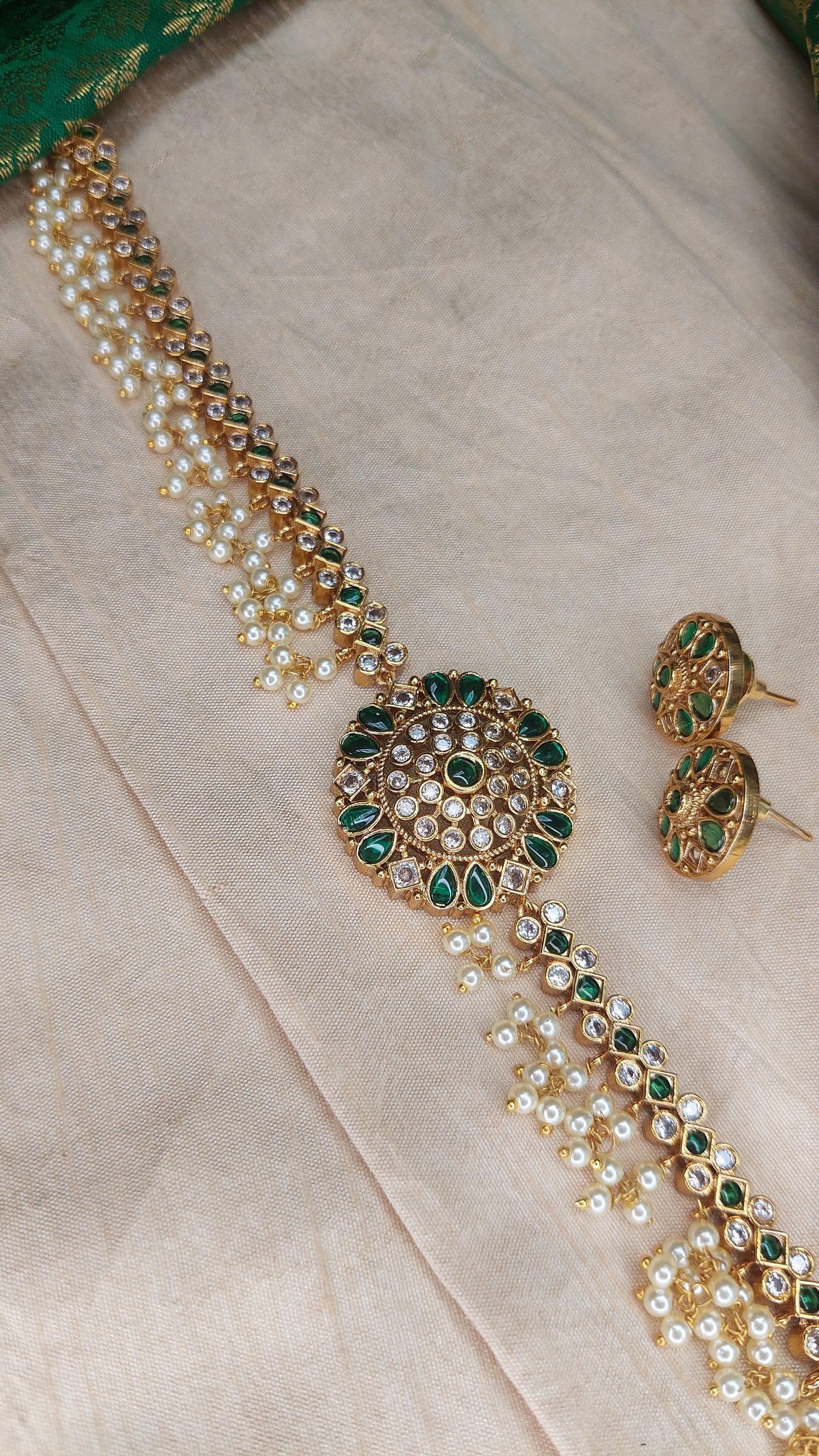 CLUSTERED PEARL CHOKER SET (GREEN)