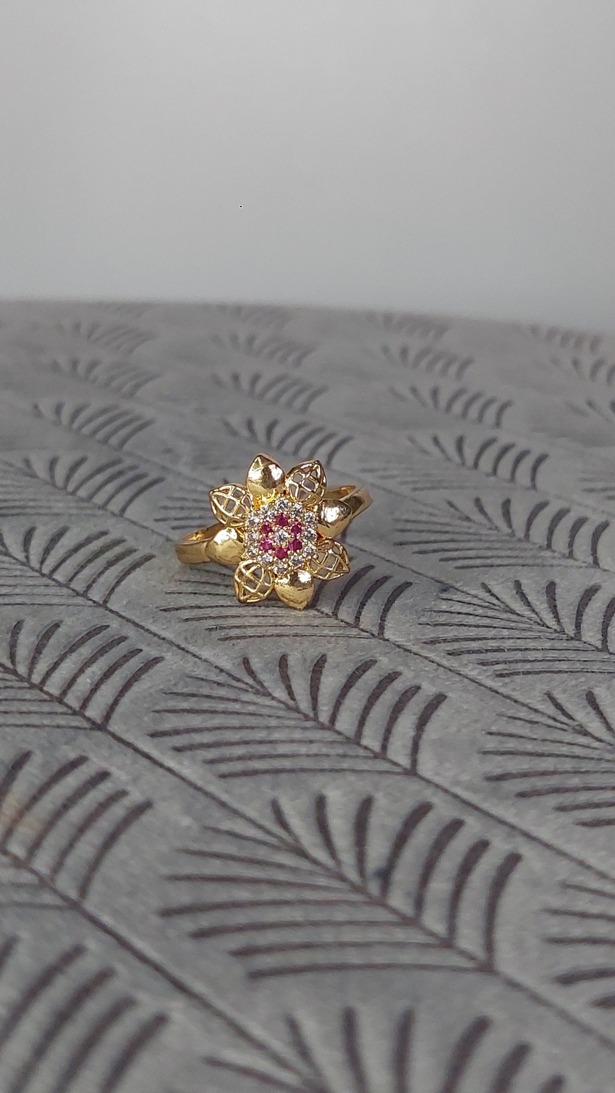 ADJUSTABLE GOLD POLISH RING