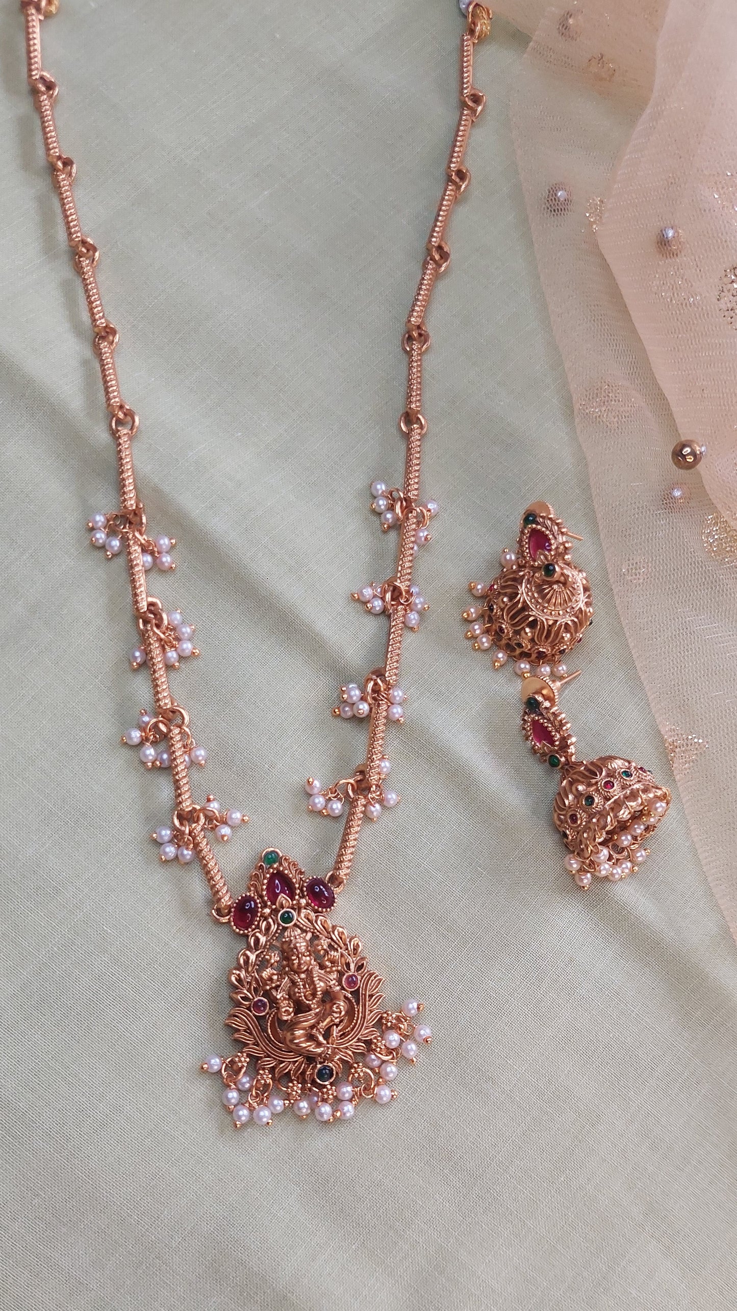 ANTIQUE NECKLACE E0202