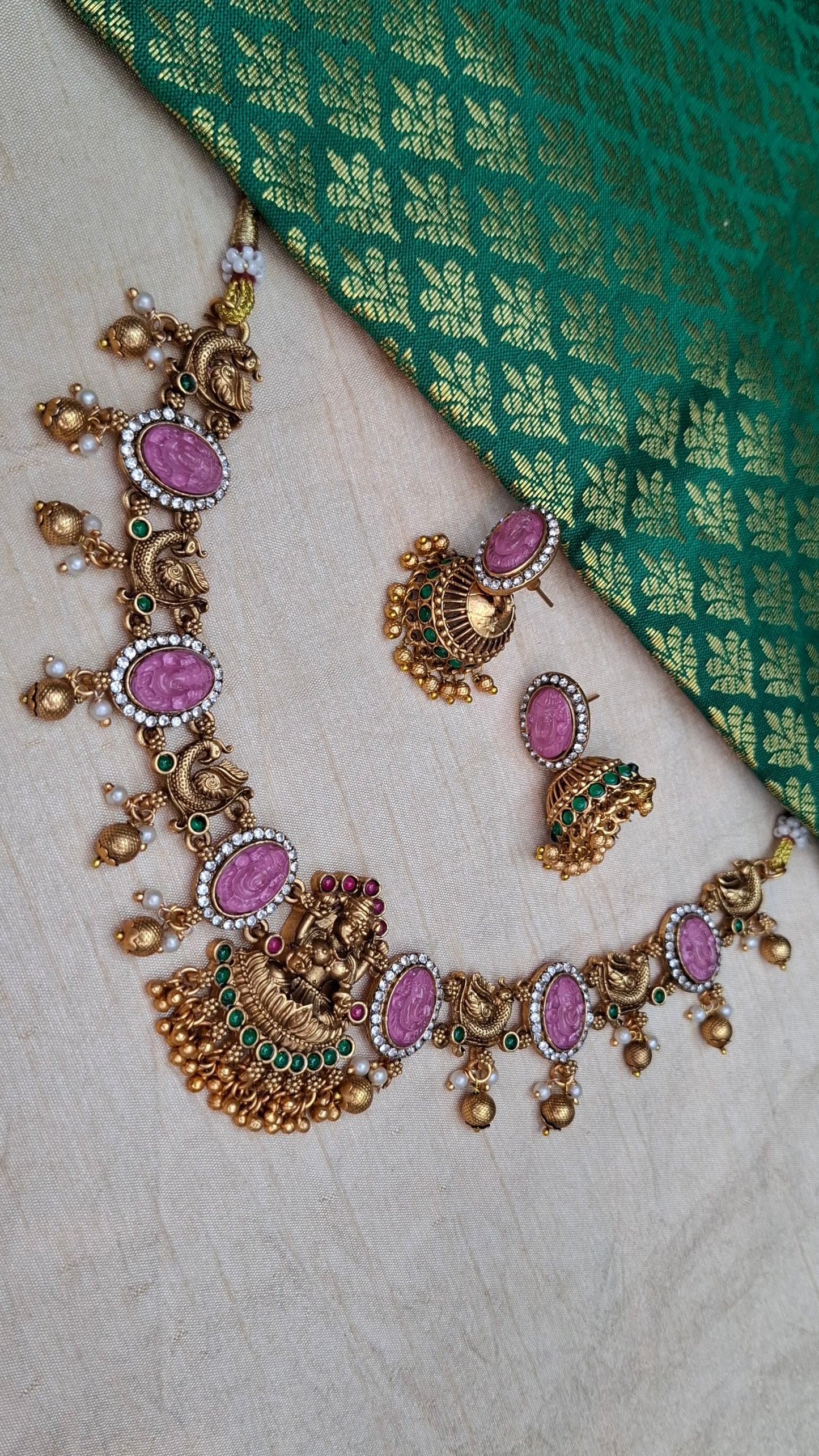 ANTIQUE GOLD SHORT NECKLACE E0213