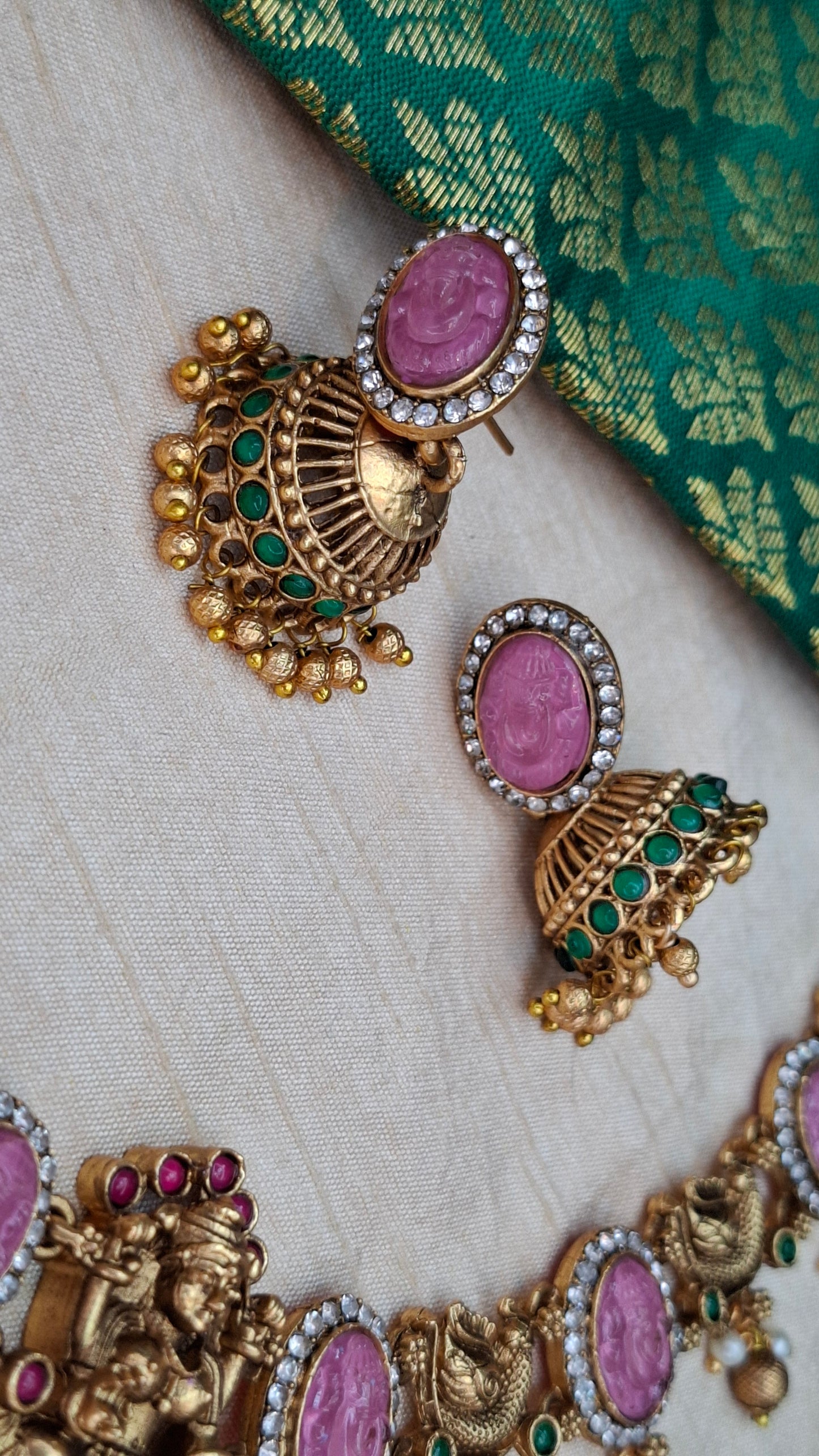 ANTIQUE GOLD SHORT NECKLACE E0213