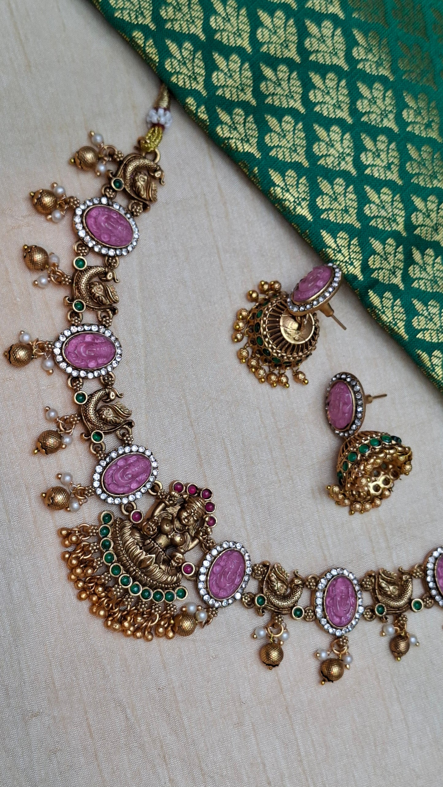 ANTIQUE GOLD SHORT NECKLACE E0213