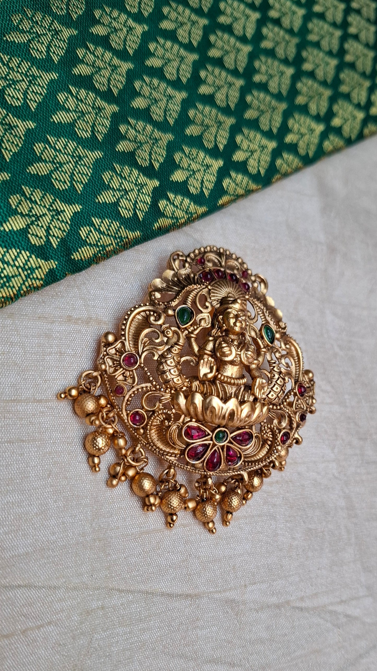 ANTIQUE HAIR JADAY PENDANT