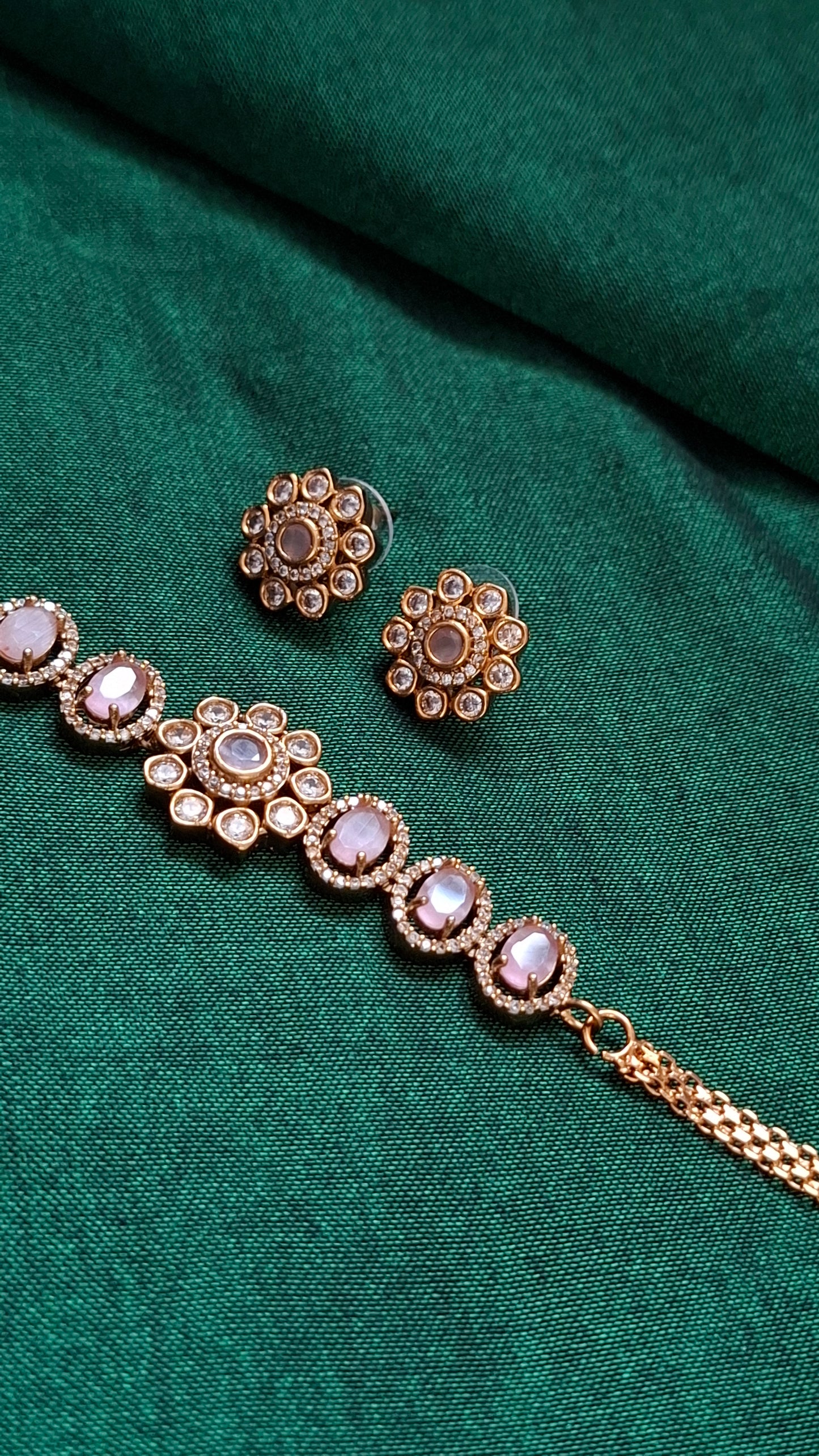 GOLD CHOCKER (BABY PINK)