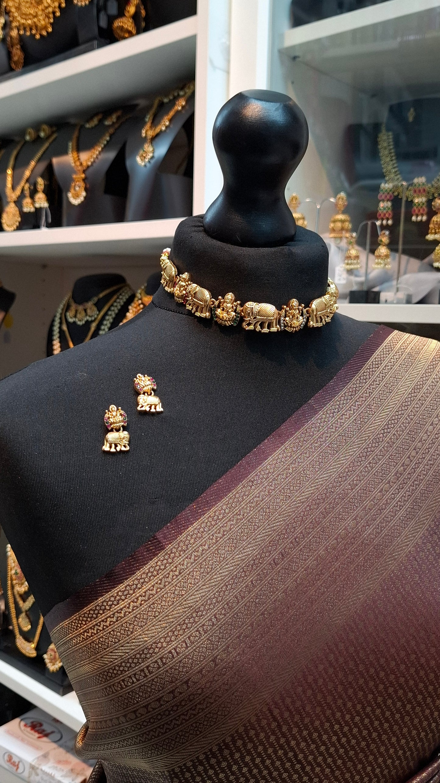ANTIQUE GOLD SET E0206