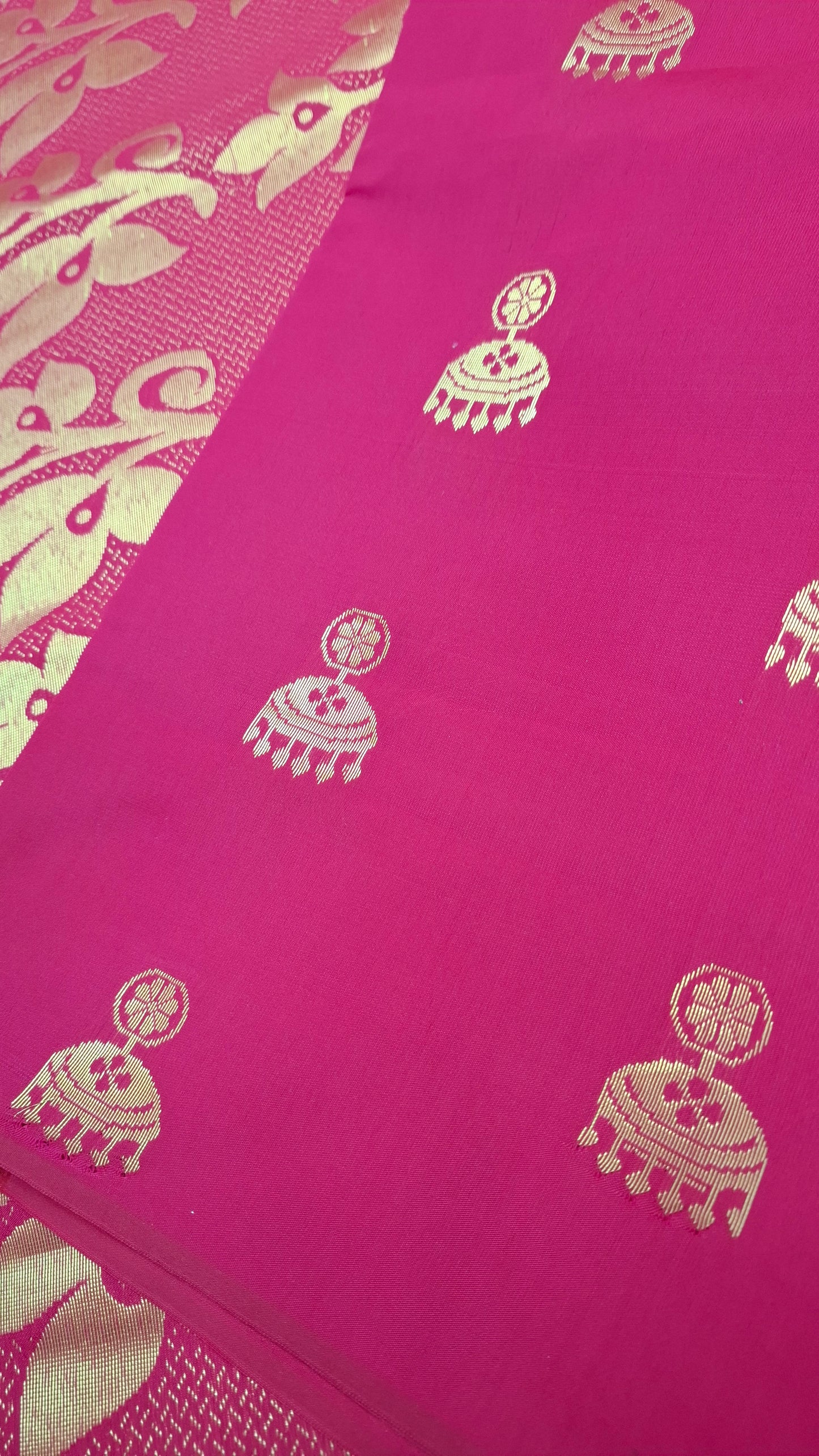 MAGENTA BORDERLESS SOFT SILK