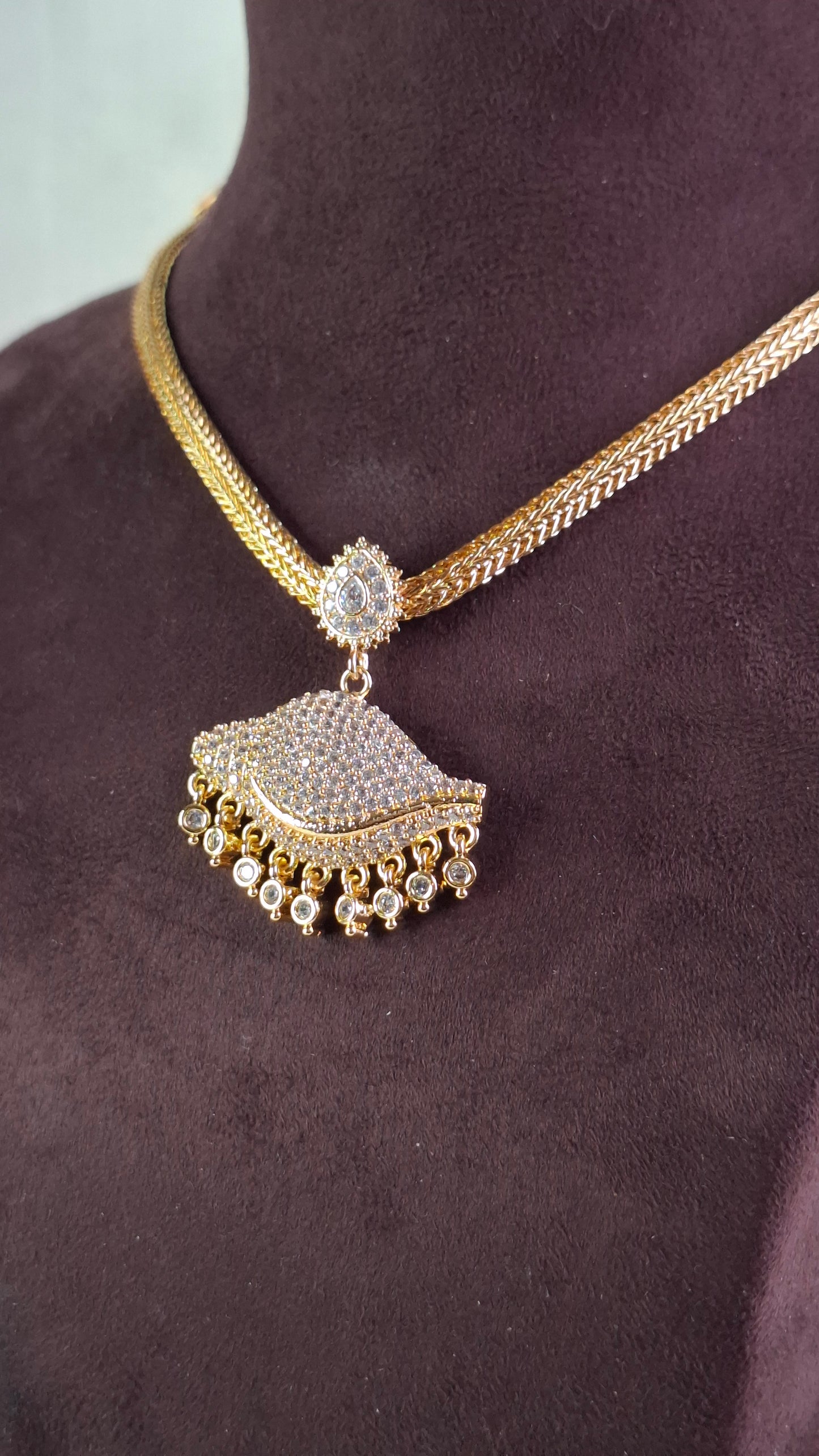 IMPON SHORT NECKLACE E0146