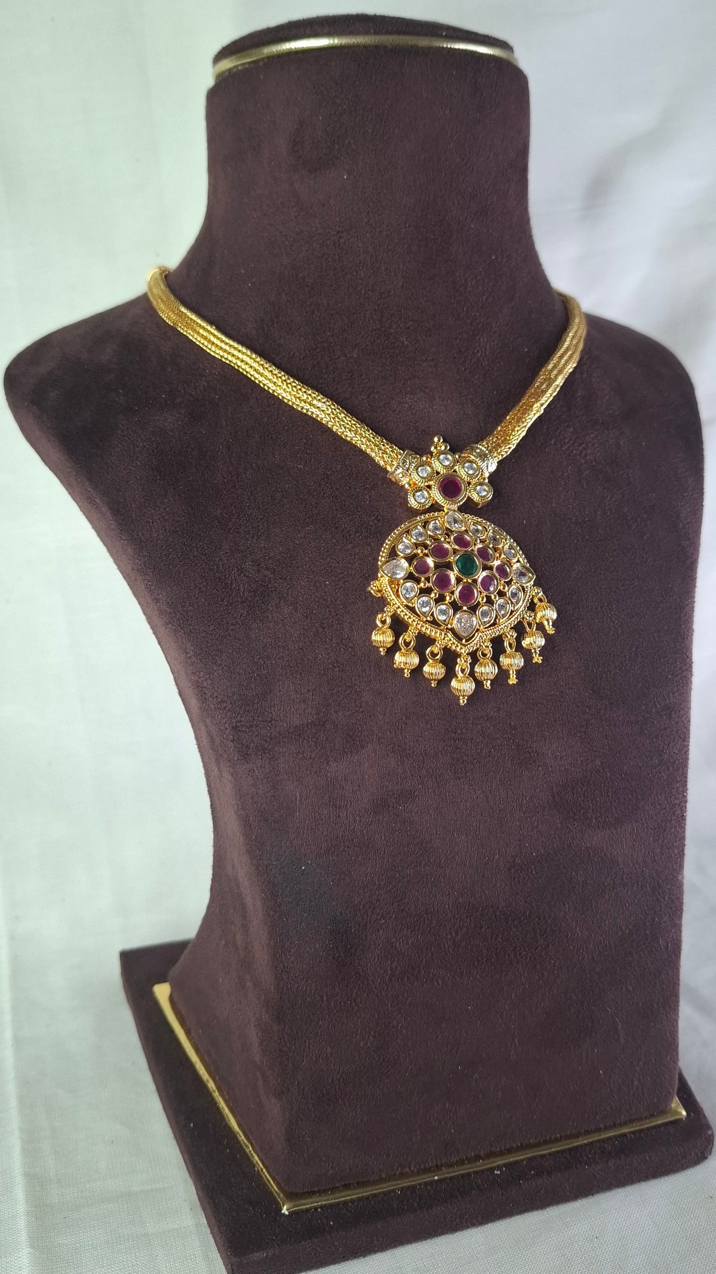 ANTIQUE GOLD SHORT NECKLACE E0241