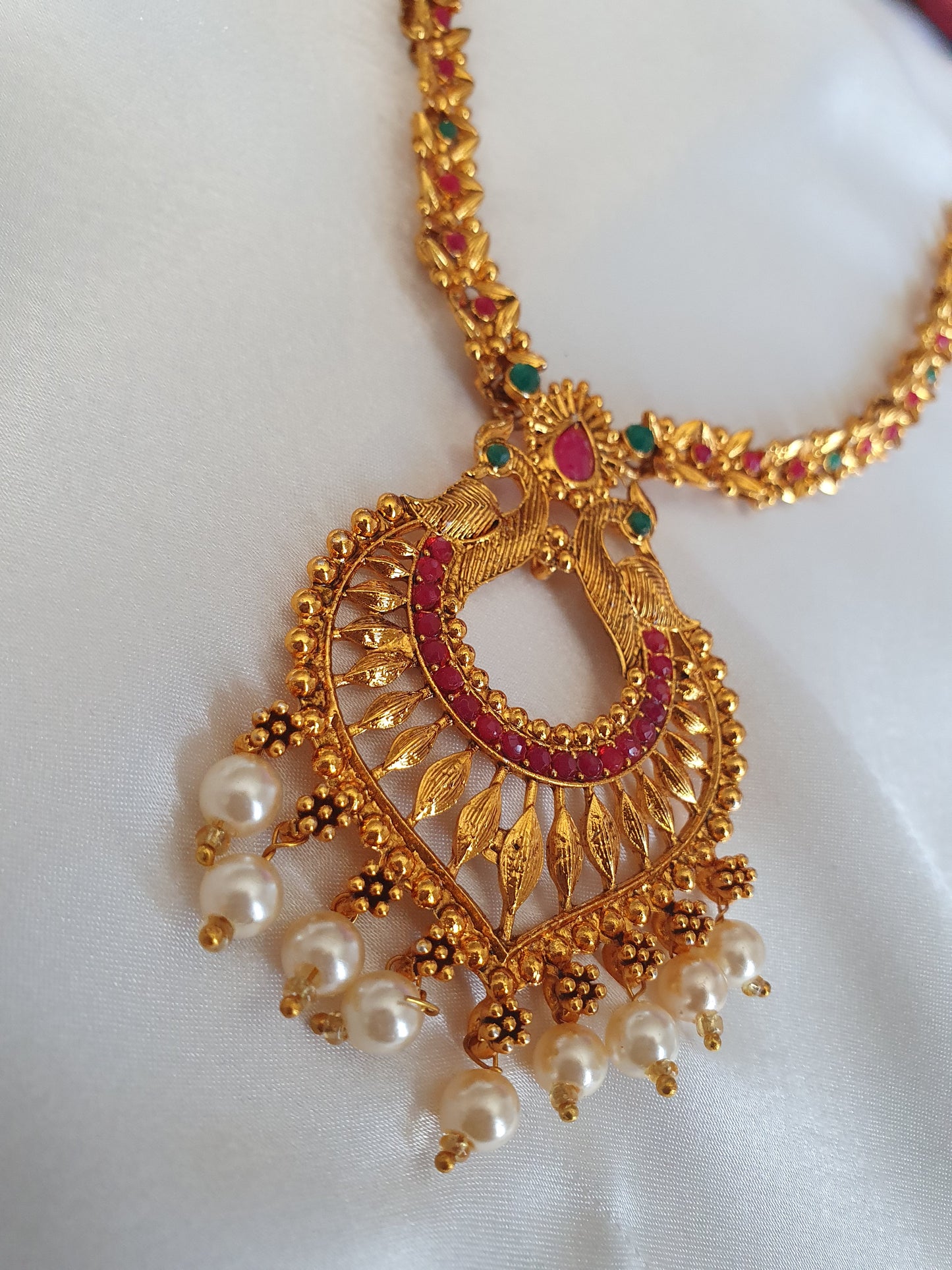 GOLD SHORT NECKLACE