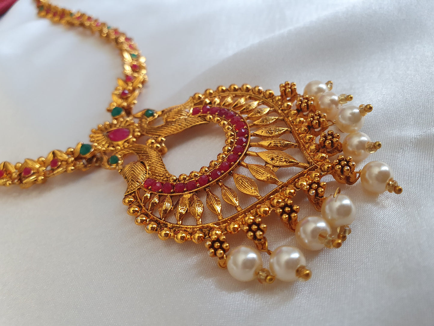 GOLD SHORT NECKLACE