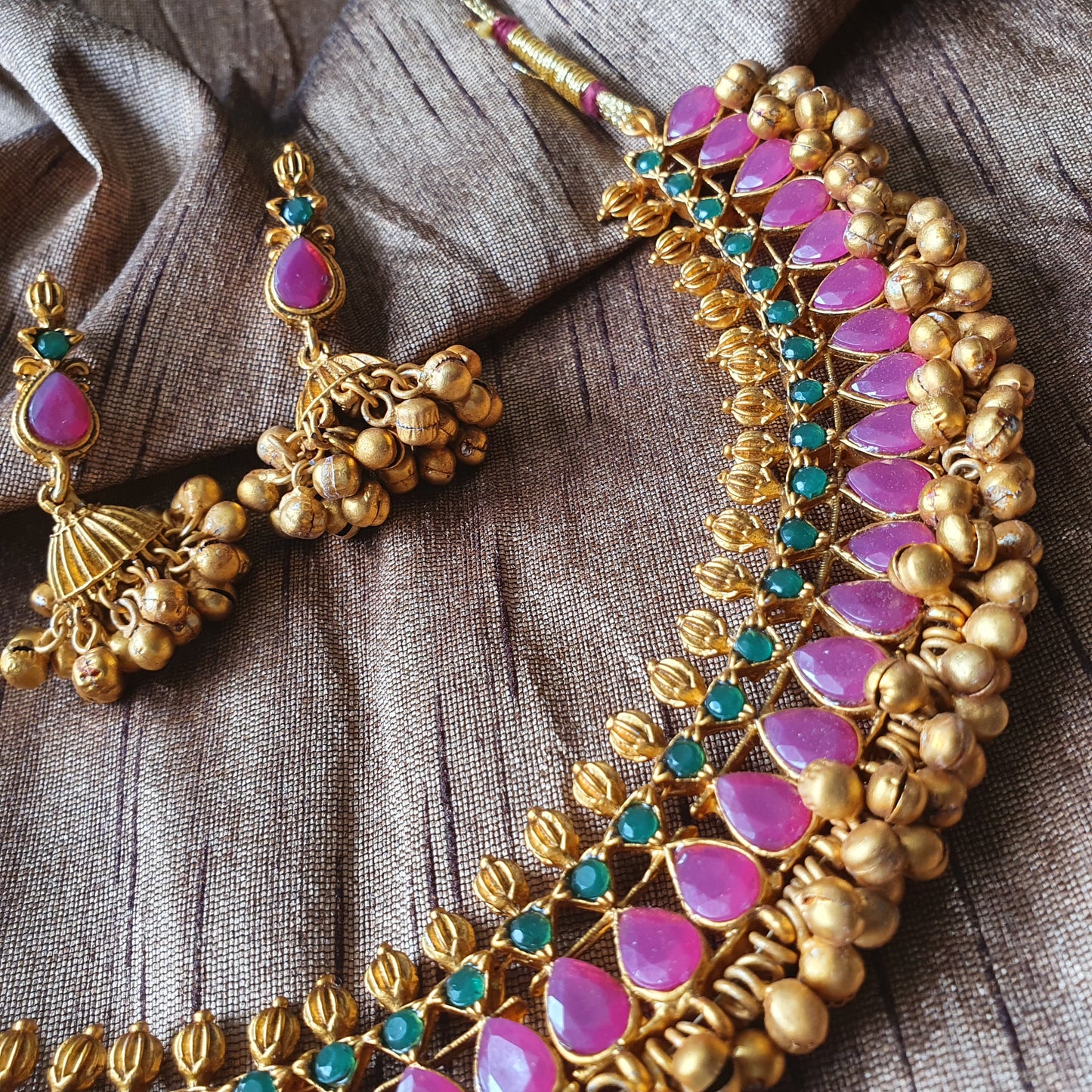 MATTE FINISH SHORT NECKLACE