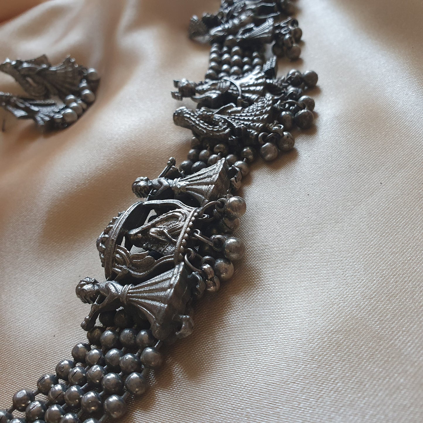 STORY TELLING SILVER CHOCKER