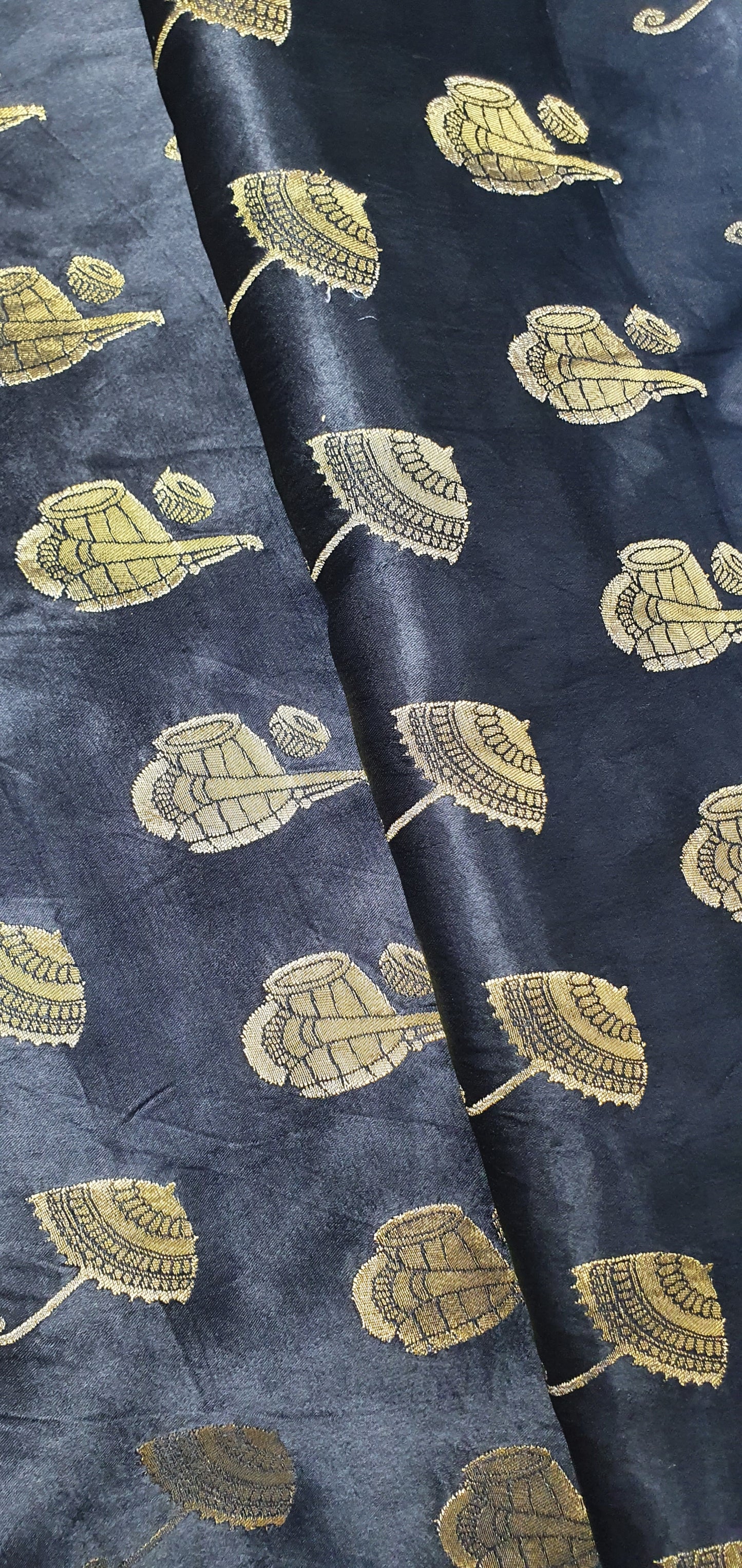 BLACK & DARK GOLD MATERIAL