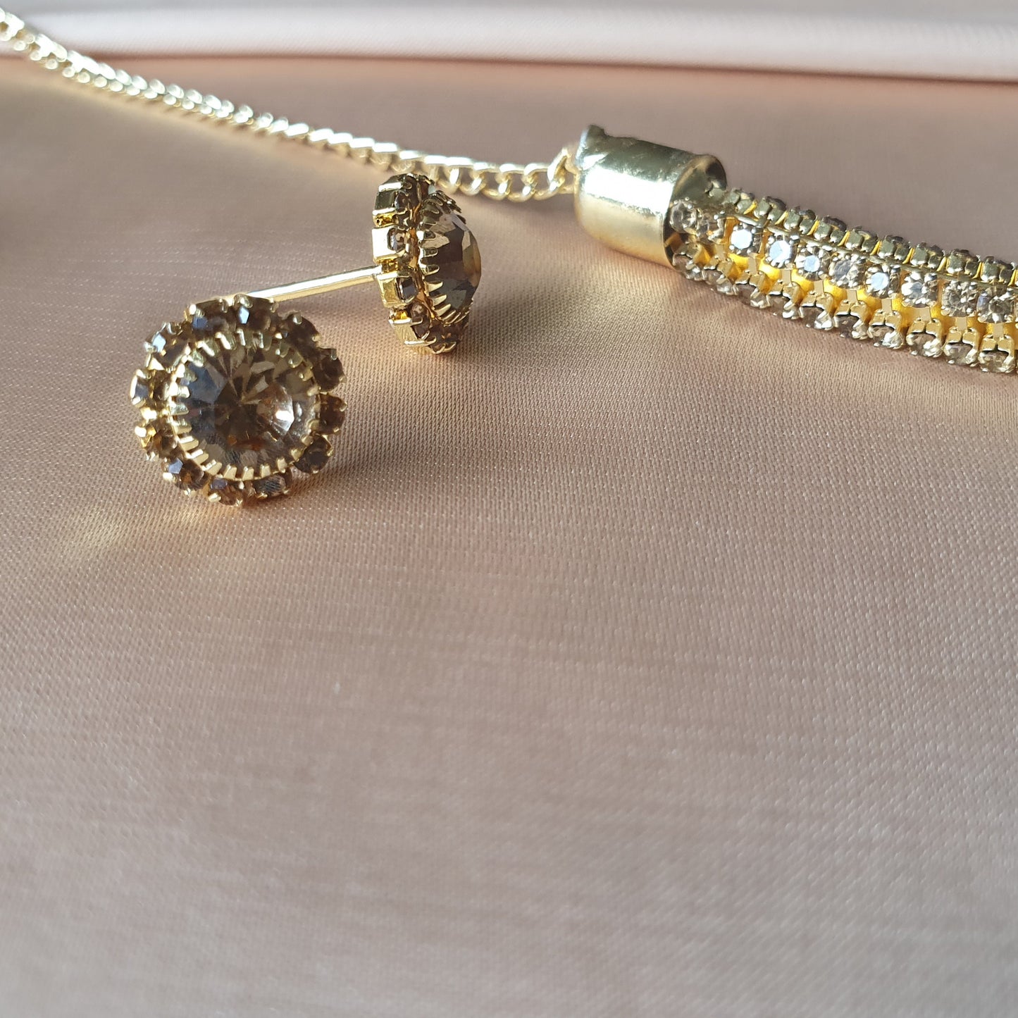 GOLD SIMPLE NECKLACE + STUD EARRINGS