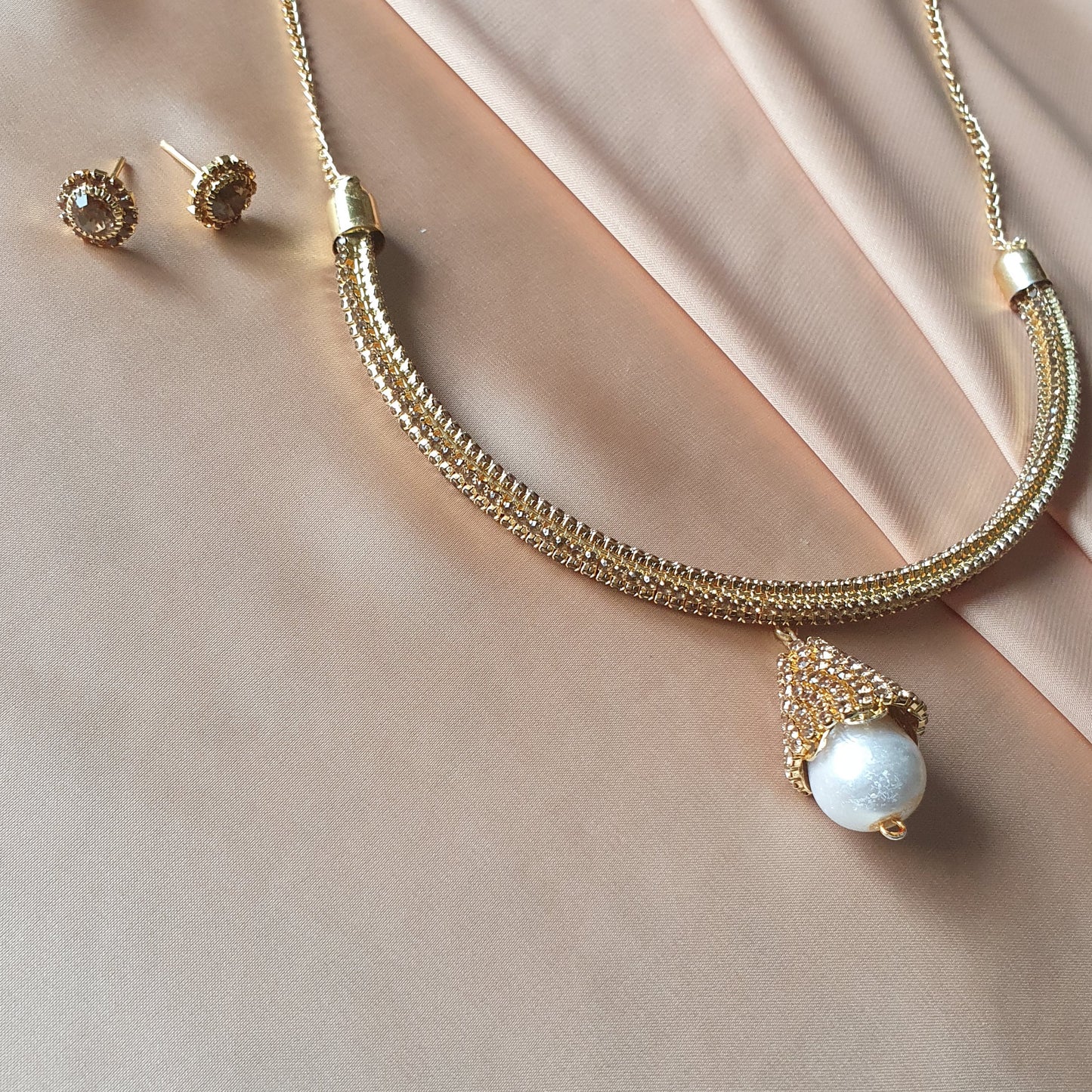 GOLD SIMPLE NECKLACE + STUD EARRINGS