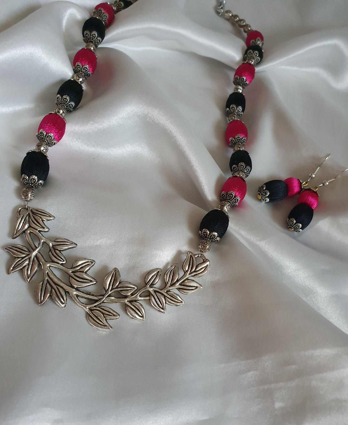 SILVER STATEMENT NECKLACE(PINK & BLACK)