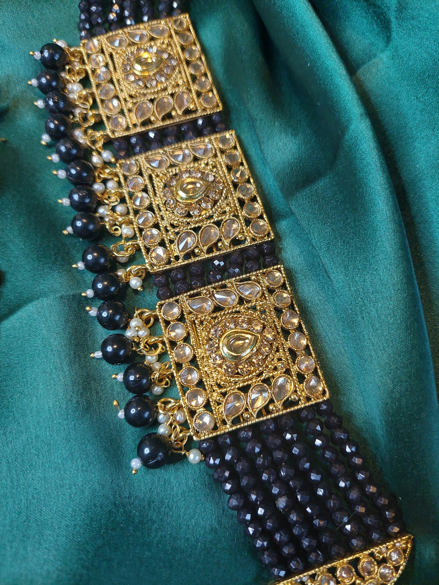 BLACK & GOLD CHOKER SET