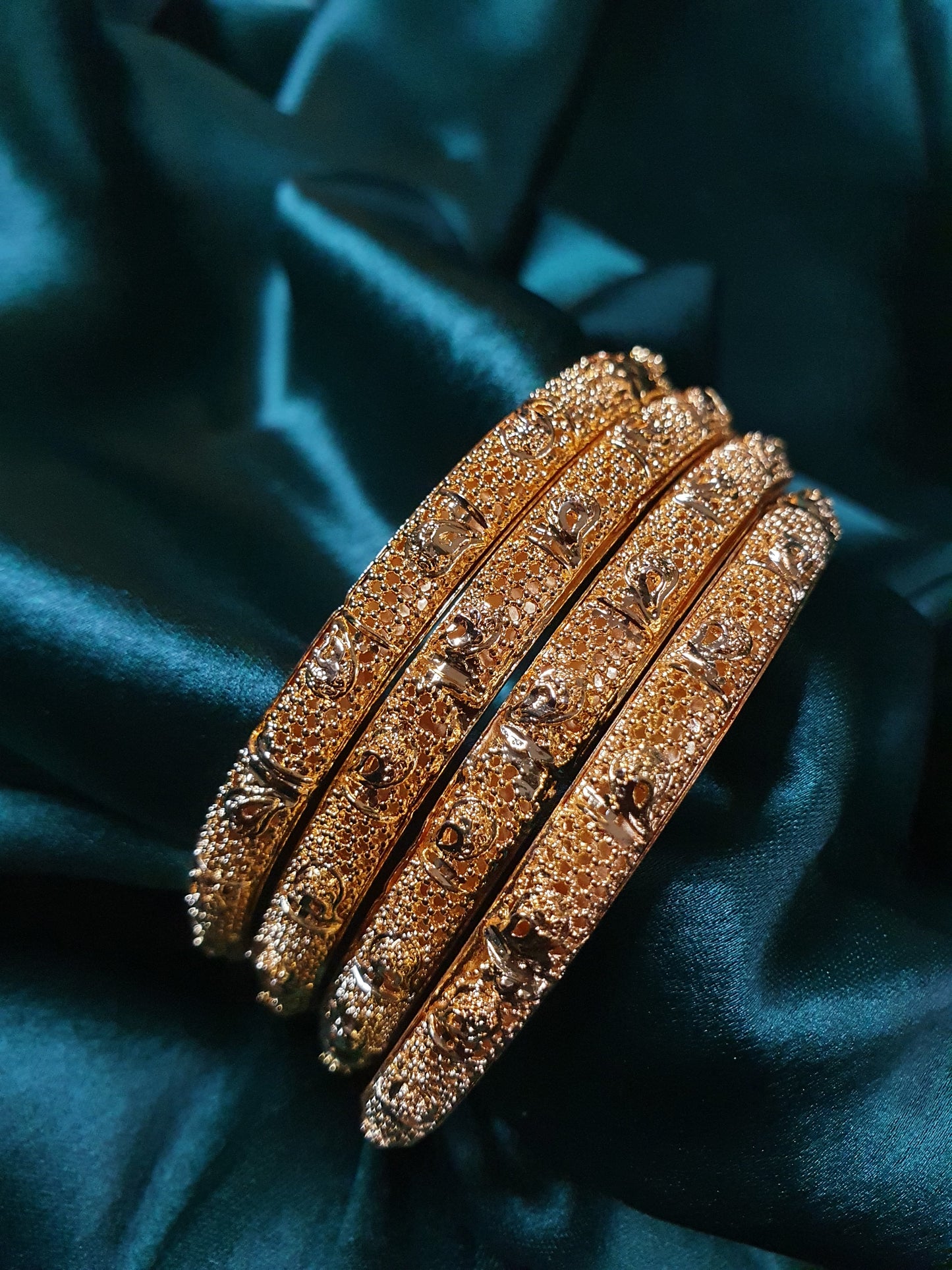 YELLOW GOLD SET BANGLES (4)