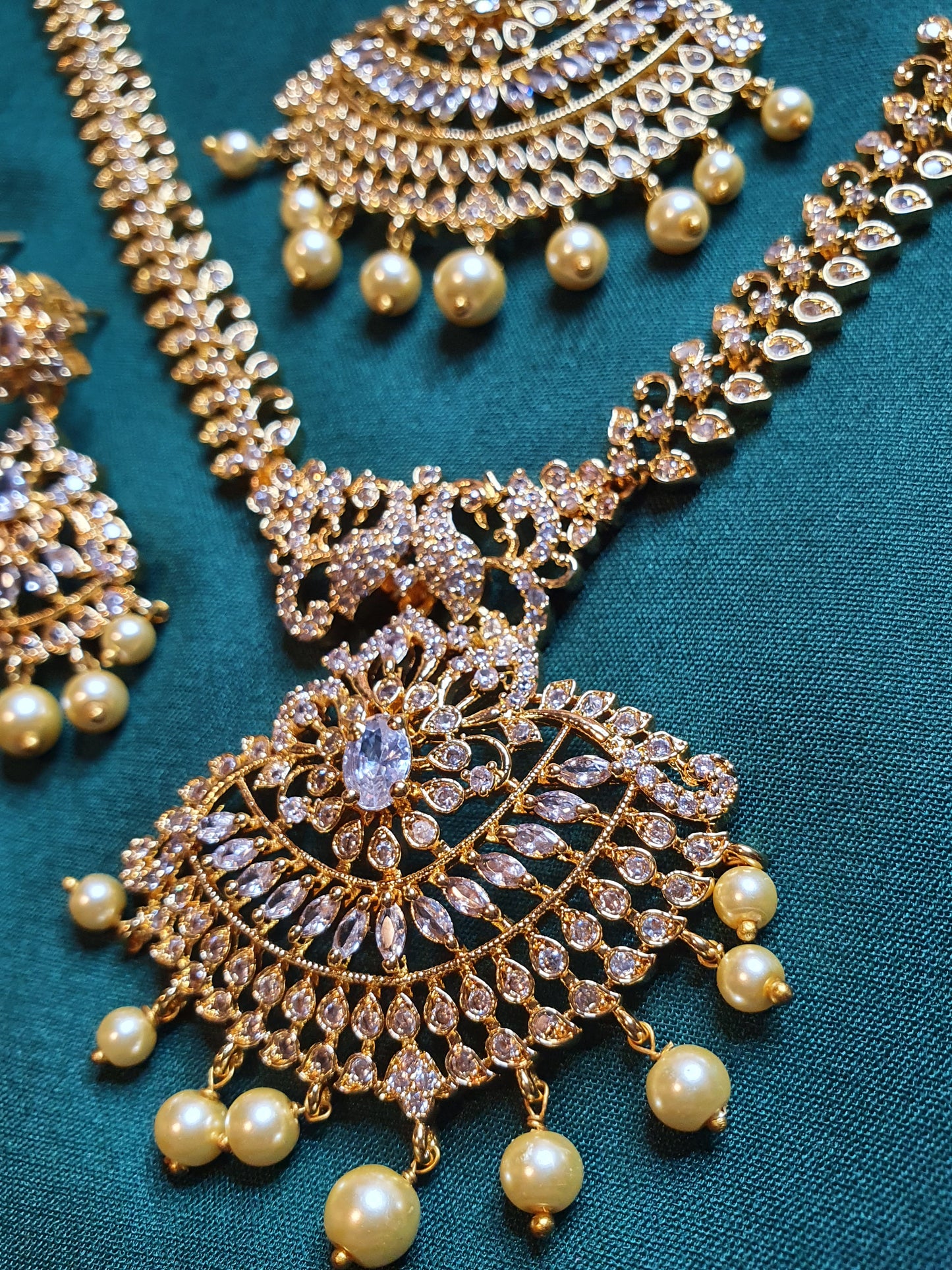 A.D BRIDAL SET IN GOLD