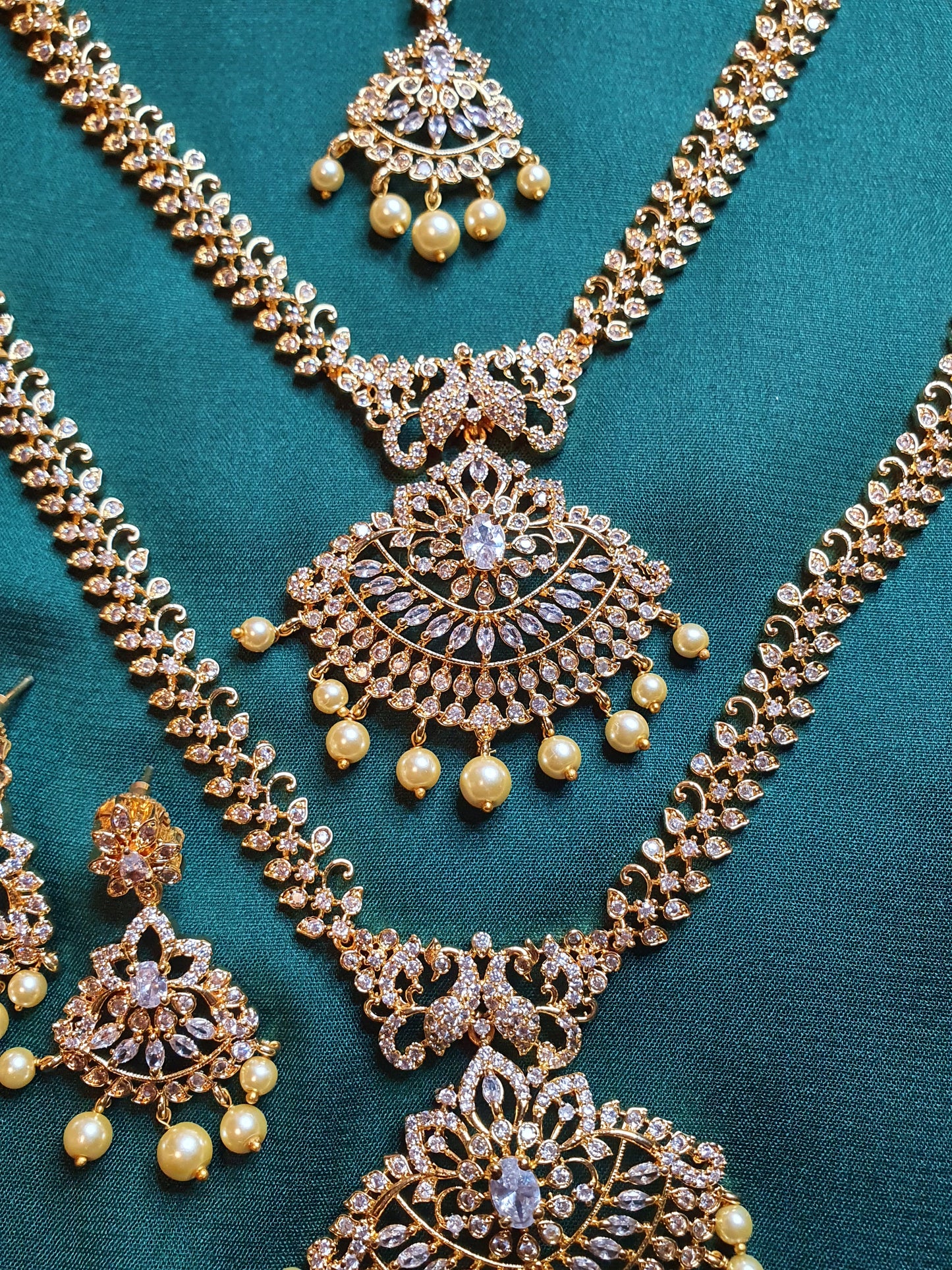 A.D BRIDAL SET IN GOLD