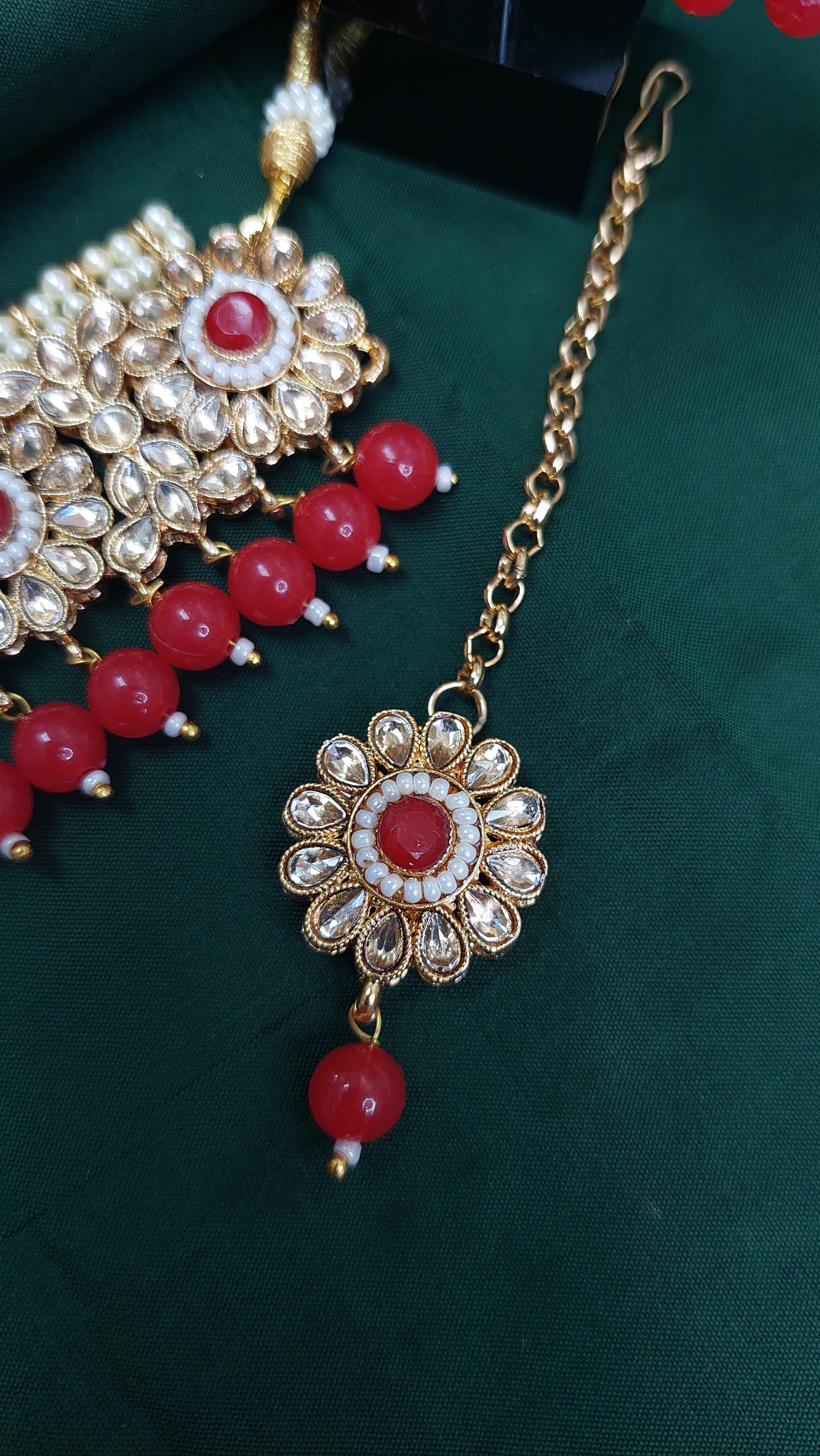RED CHOCKER SET