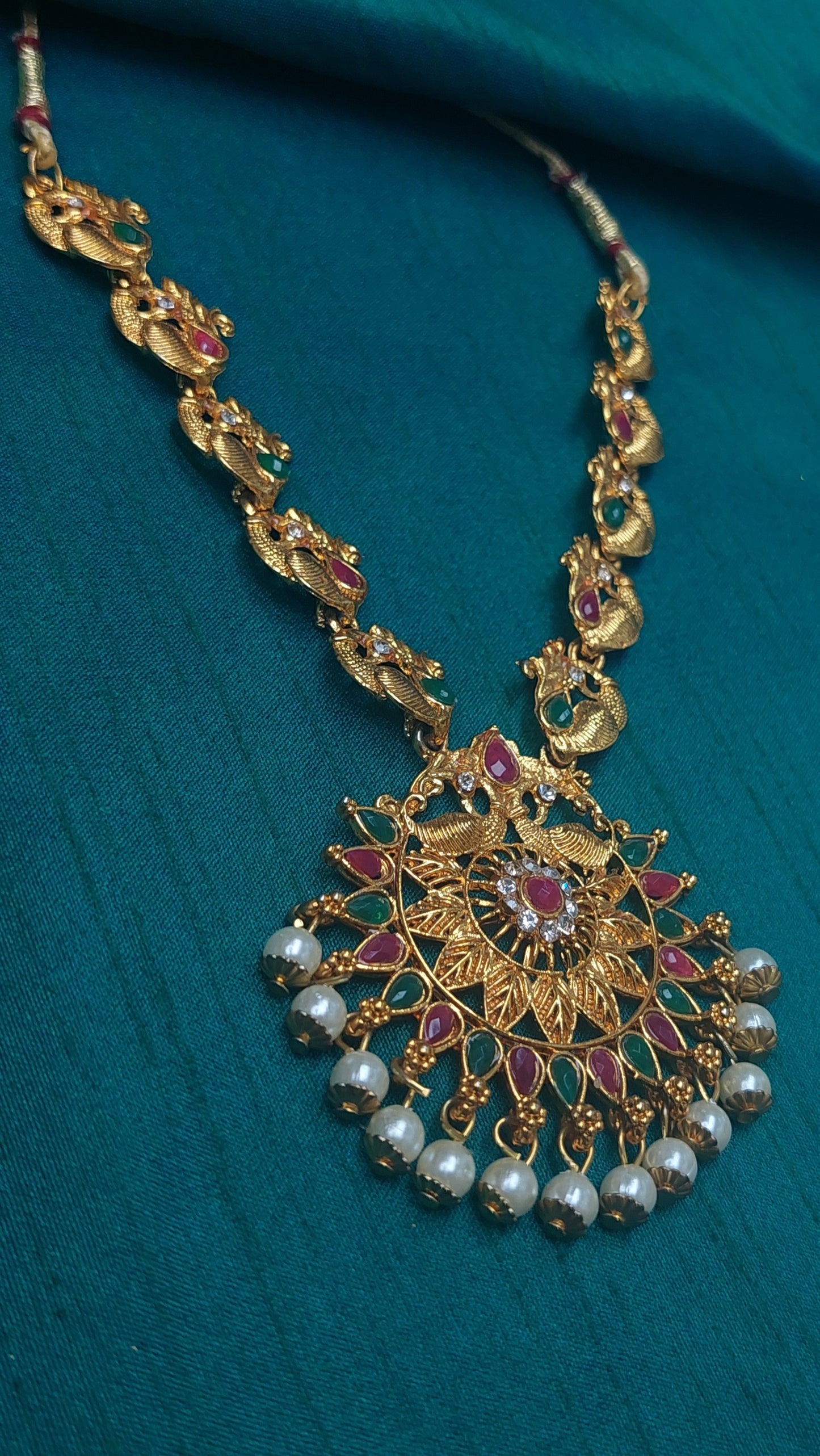 YELLOW GOLD SHORT NECKLACE