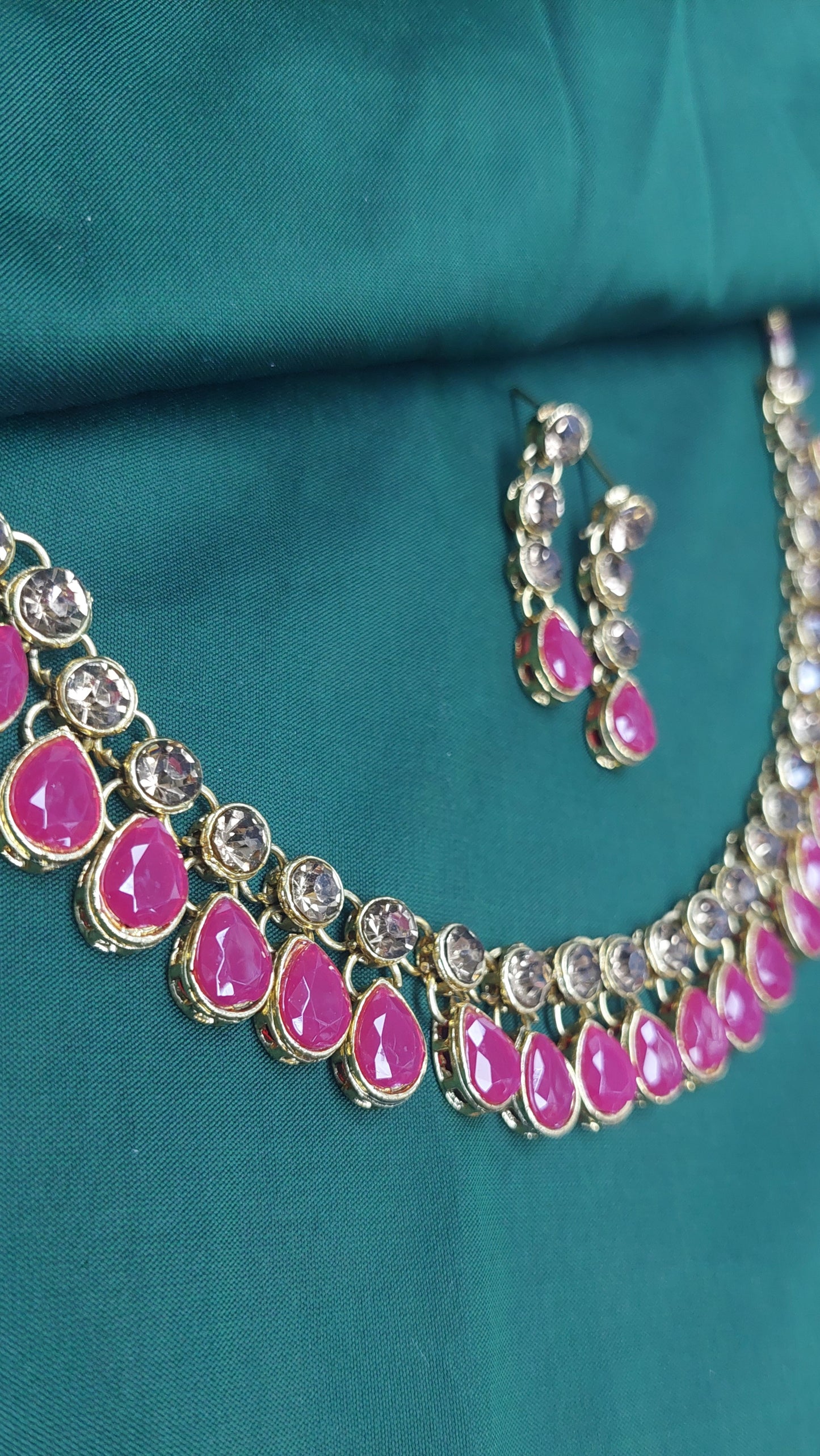 SIMPLE SHORT NECKLACE & EARRINGS