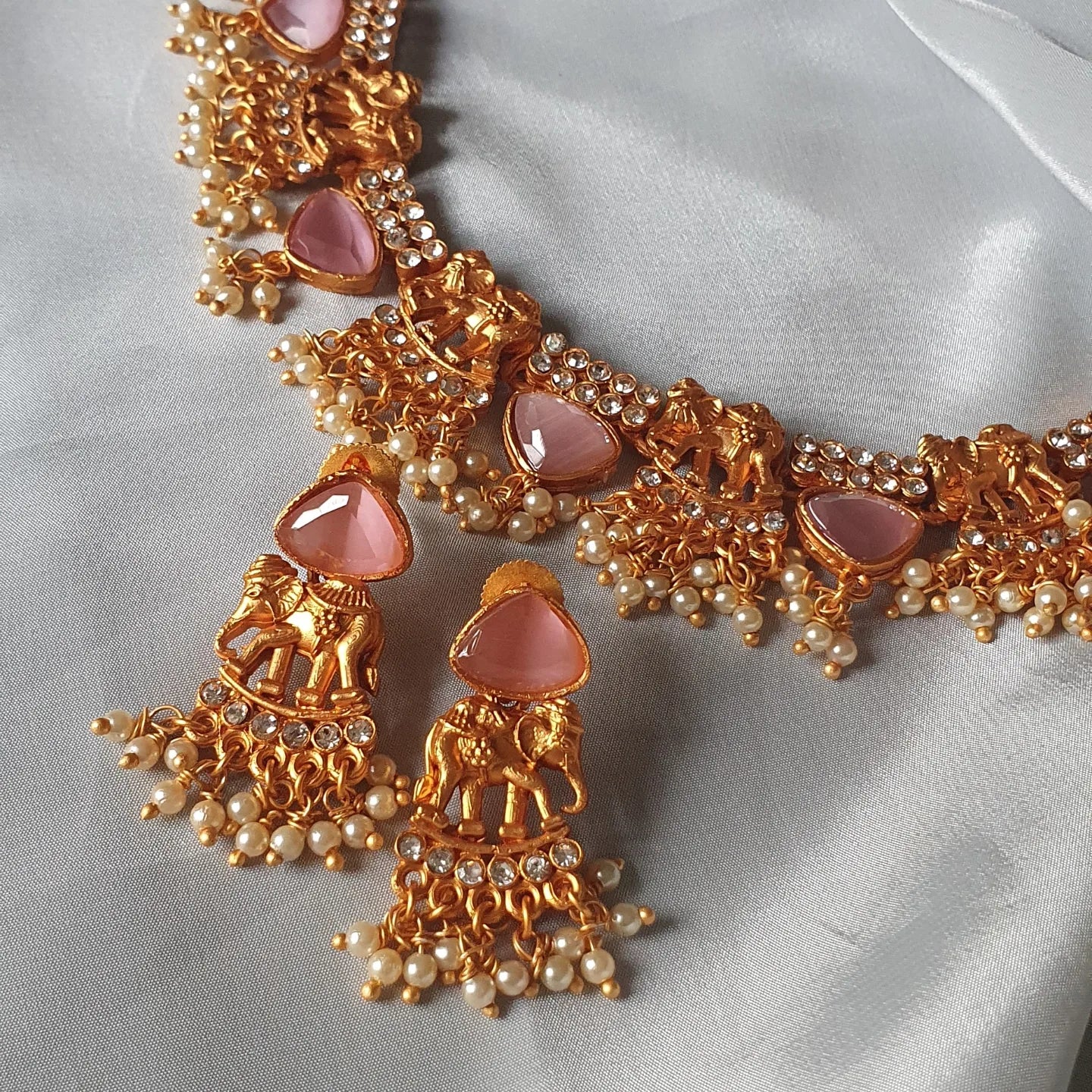 MATTE FINISH ELEPHANT SHORT NECKLACE (PINK)