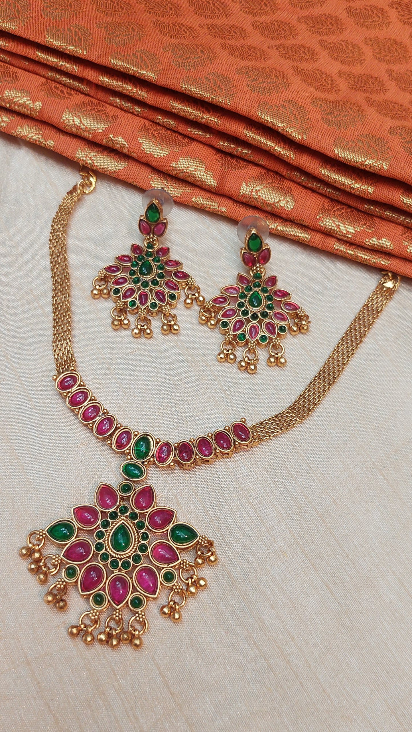 ANTIQUE GOLD SET E0174