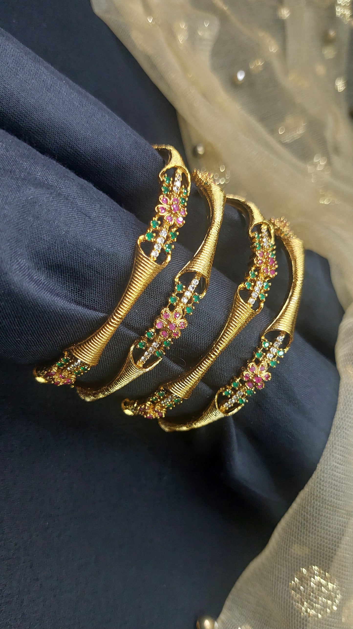 ANTIQUE GOLD BANGLE E102