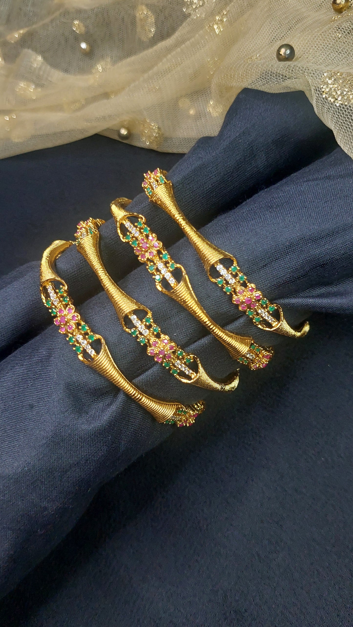 ANTIQUE GOLD BANGLE E102