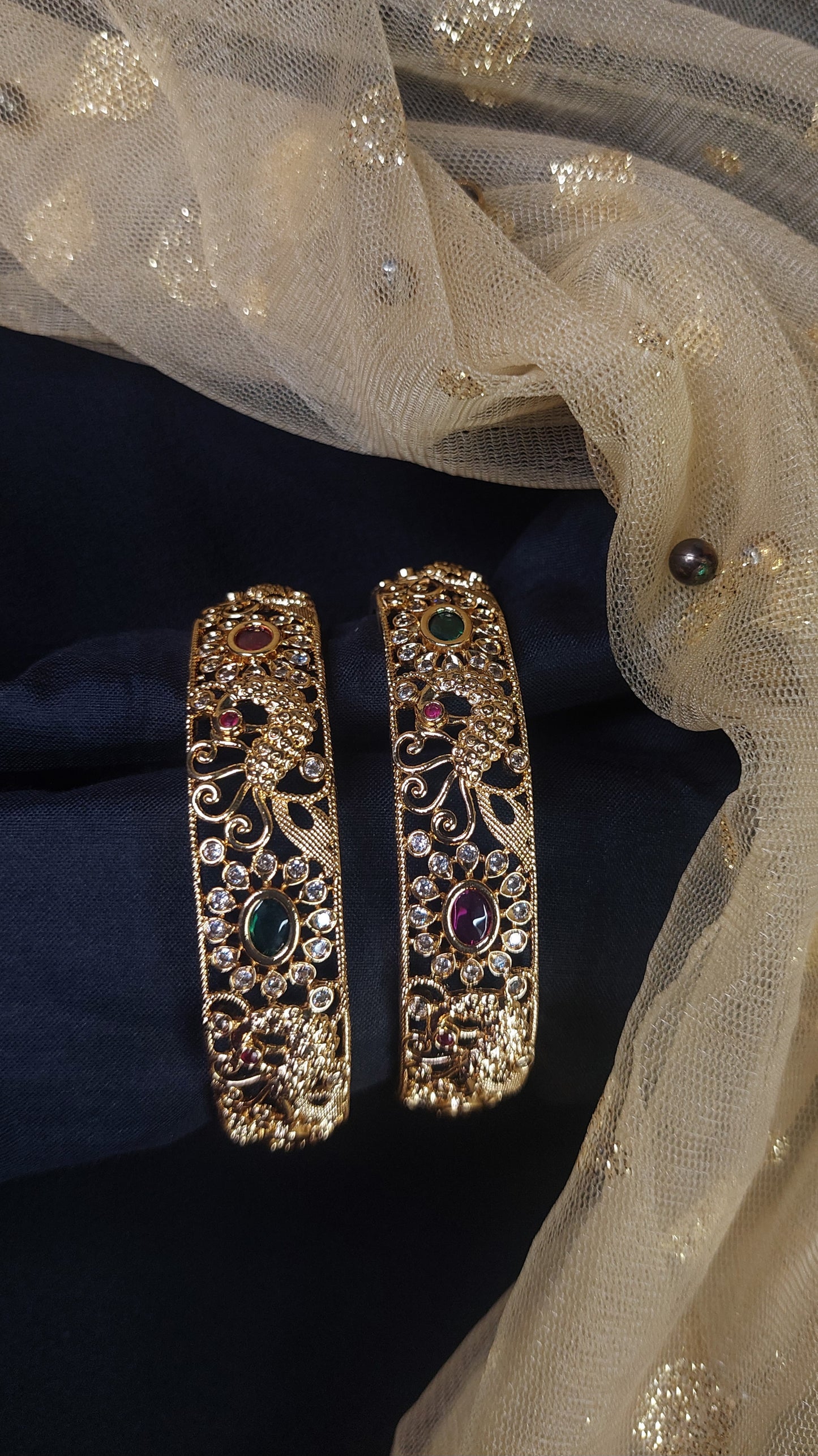 ANTIQUE GOLD BANGLES E107