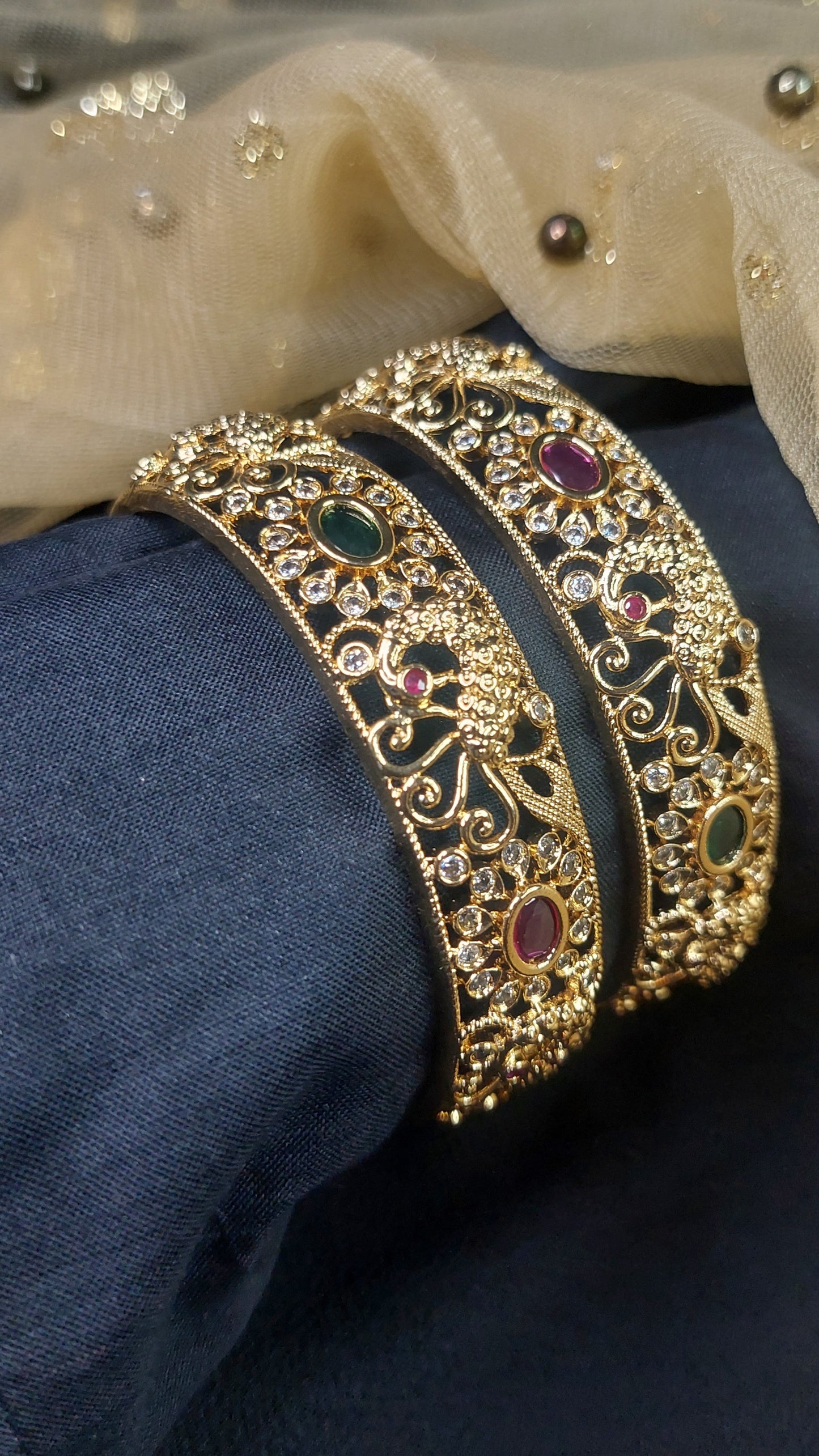 ANTIQUE GOLD BANGLES E107