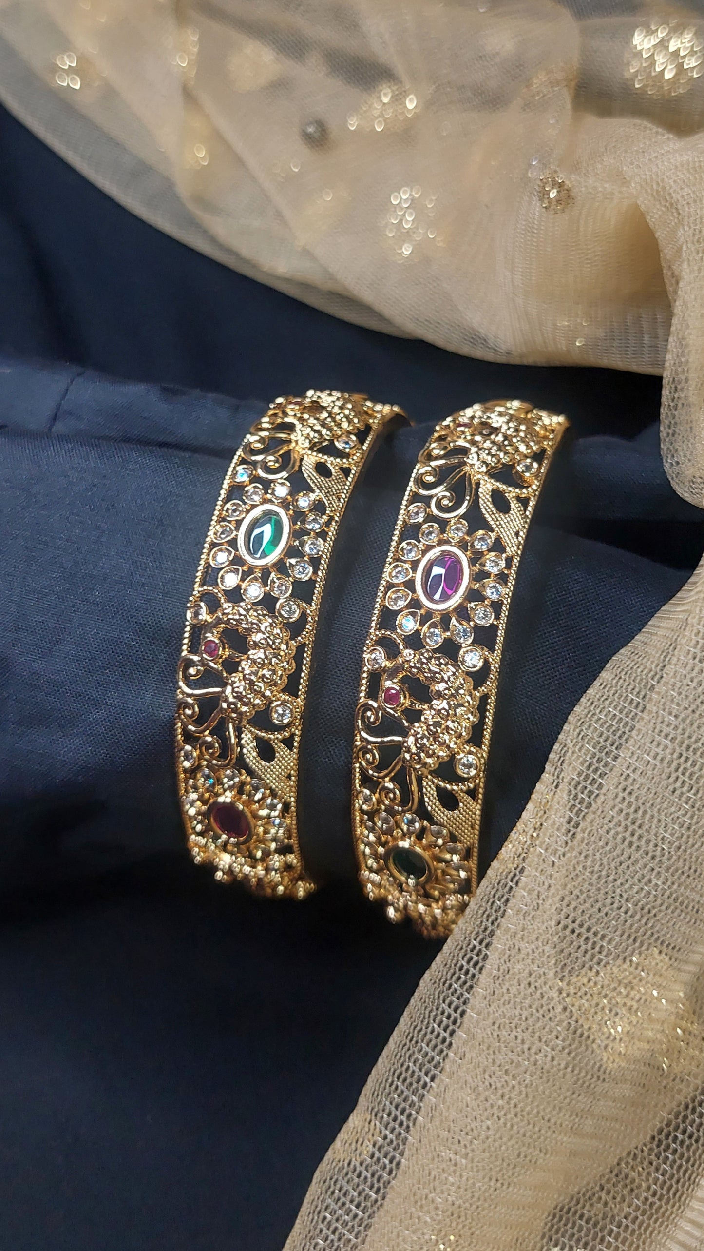 ANTIQUE GOLD BANGLES E107