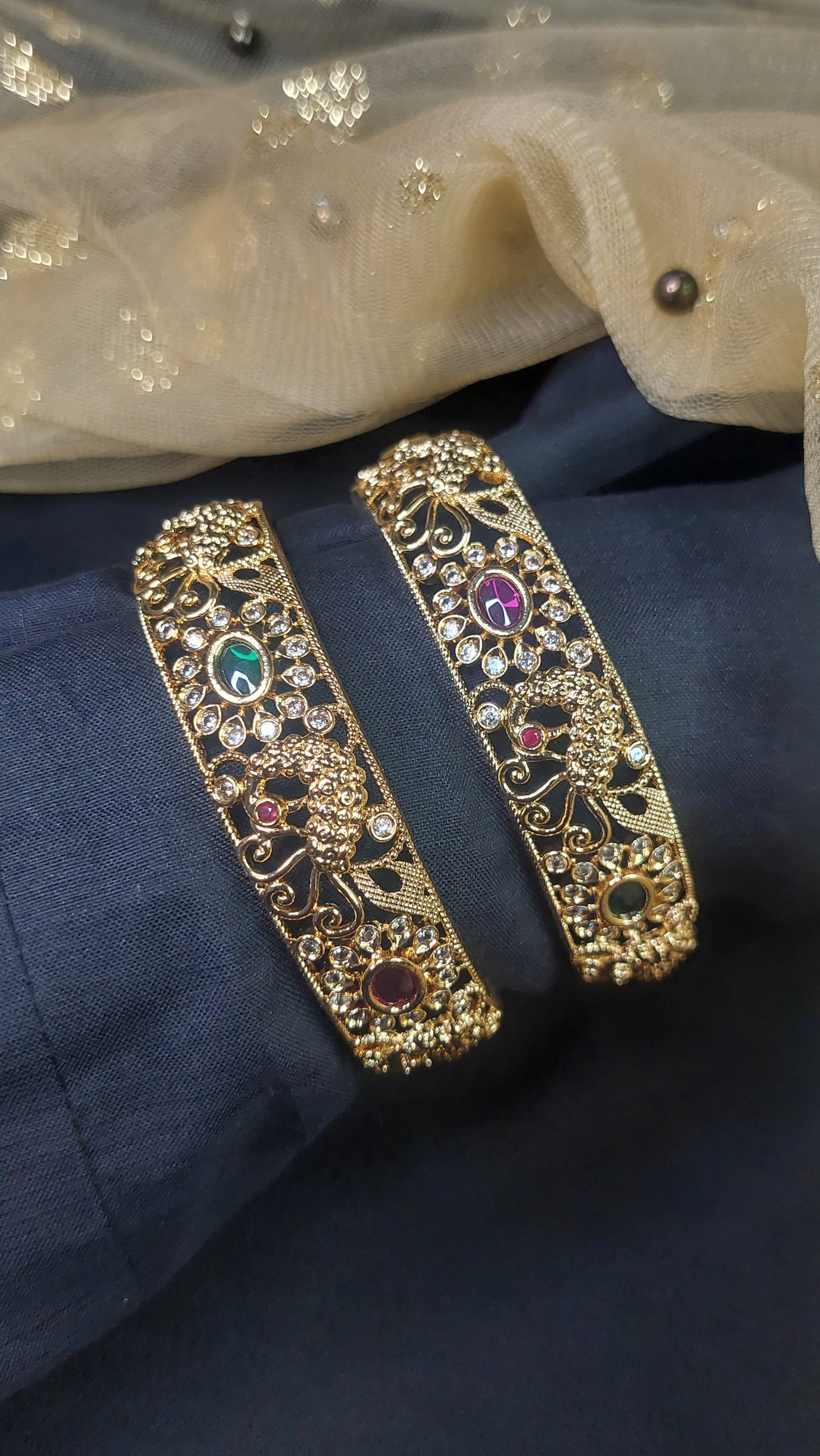 ANTIQUE GOLD BANGLES E107