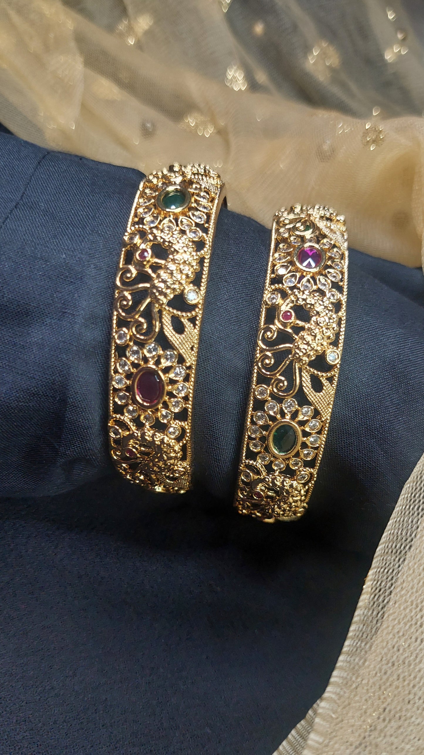 ANTIQUE GOLD BANGLES E107