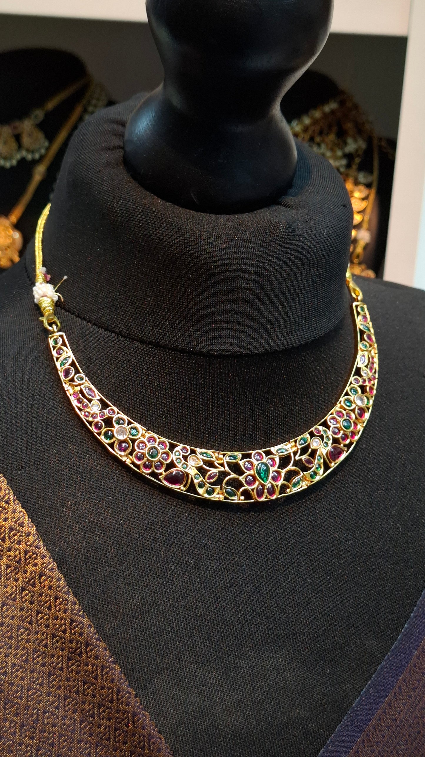 ANTIQUE GOLD SHORT NECKLACE E0208
