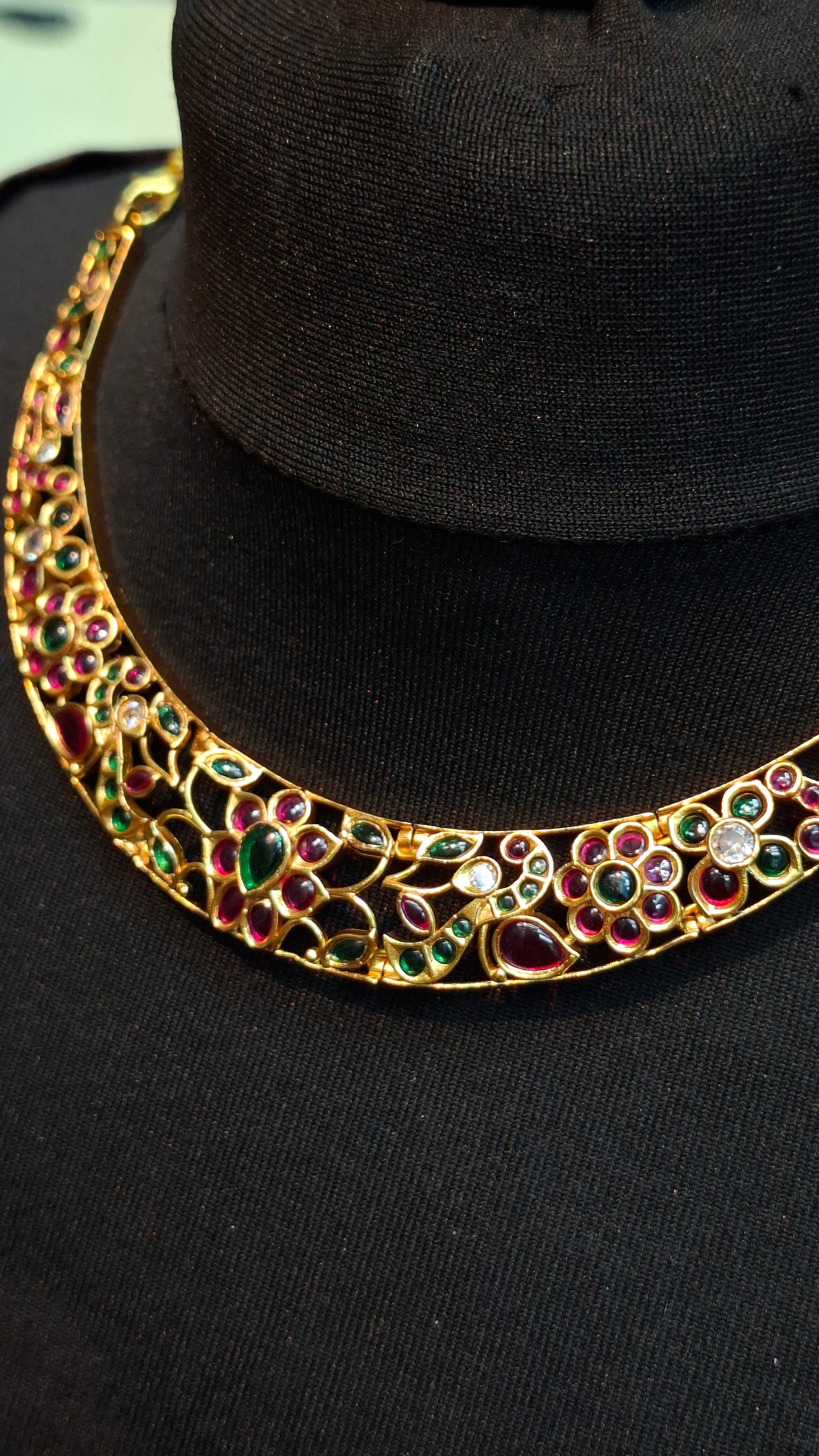 ANTIQUE GOLD SHORT NECKLACE E0208