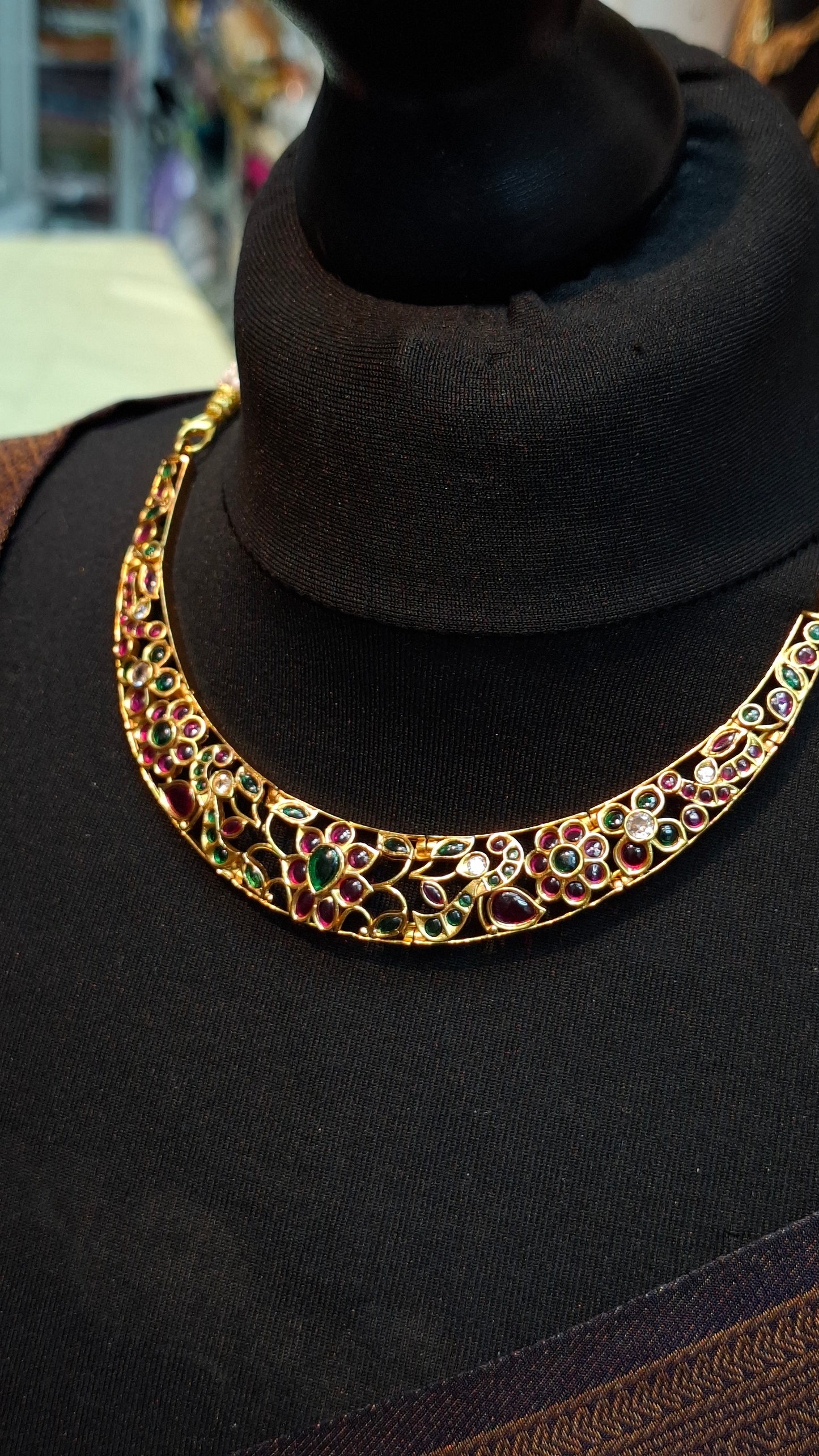 ANTIQUE GOLD SHORT NECKLACE E0208