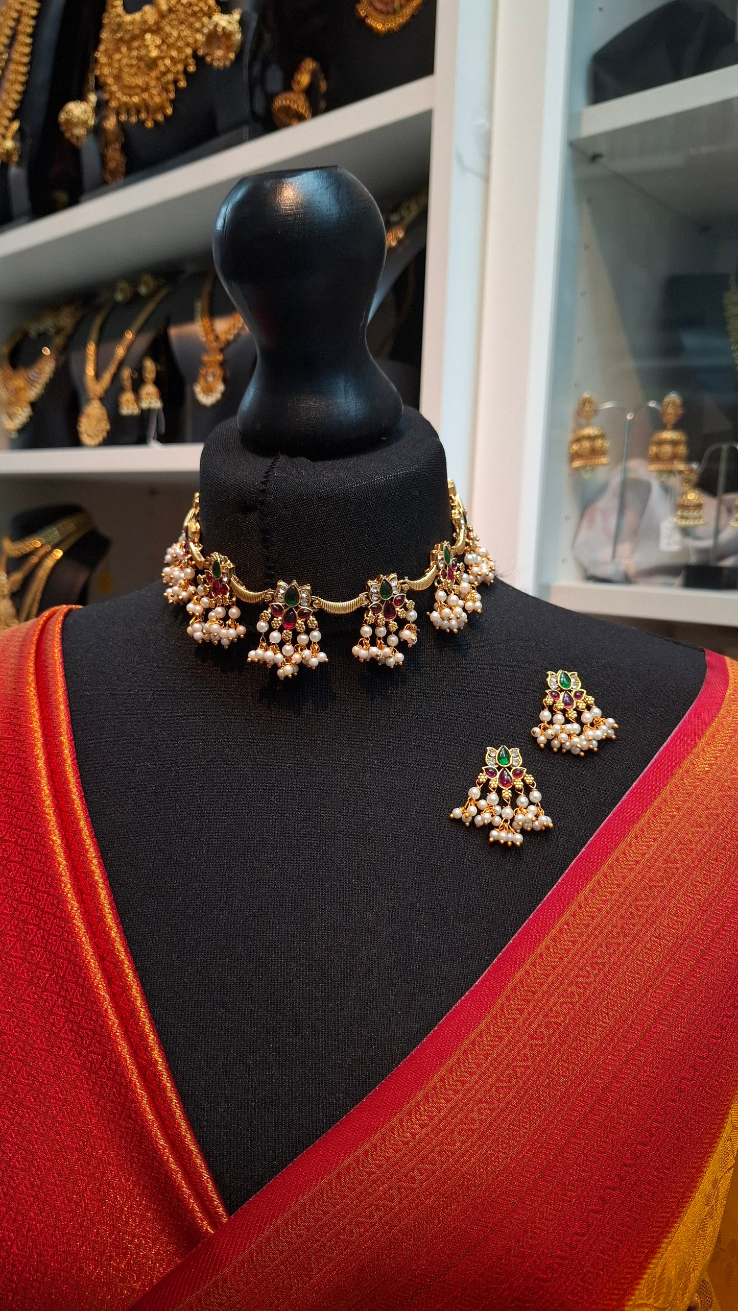 ANTIQUE GOLD SHORT NECKLACE E0210