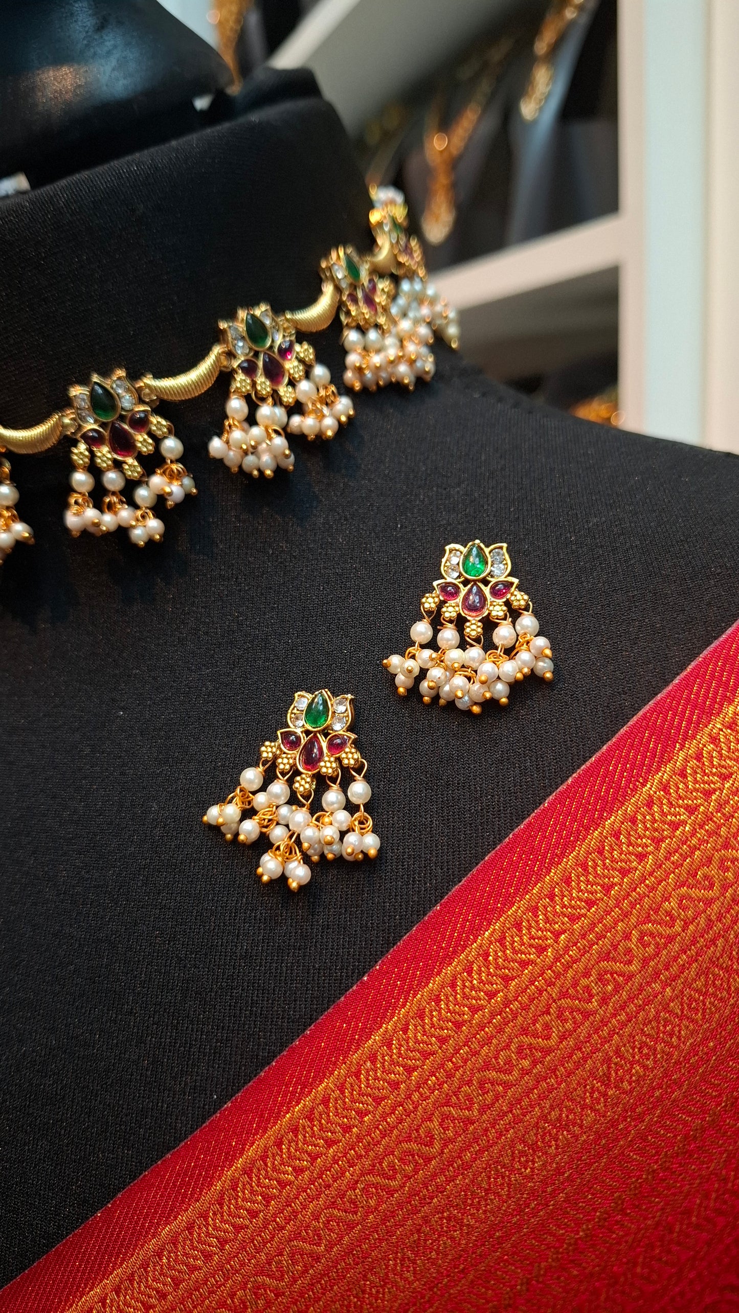 ANTIQUE GOLD SHORT NECKLACE E0210