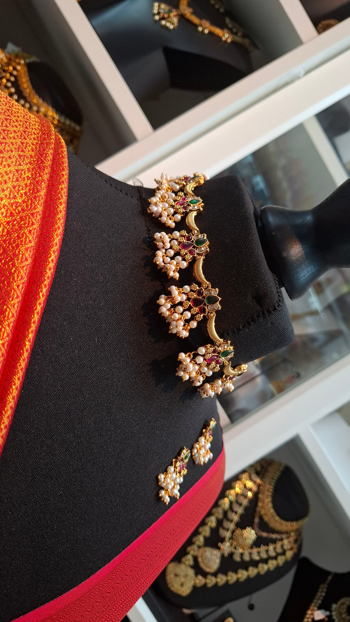 ANTIQUE GOLD SHORT NECKLACE E0210