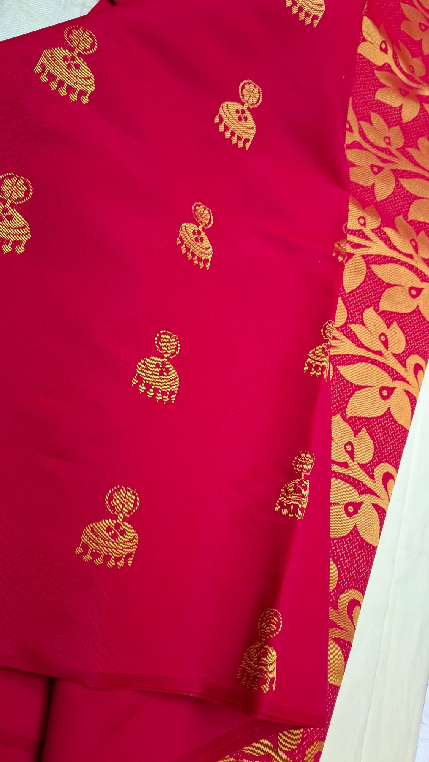 MAGENTA BORDERLESS SOFT SILK